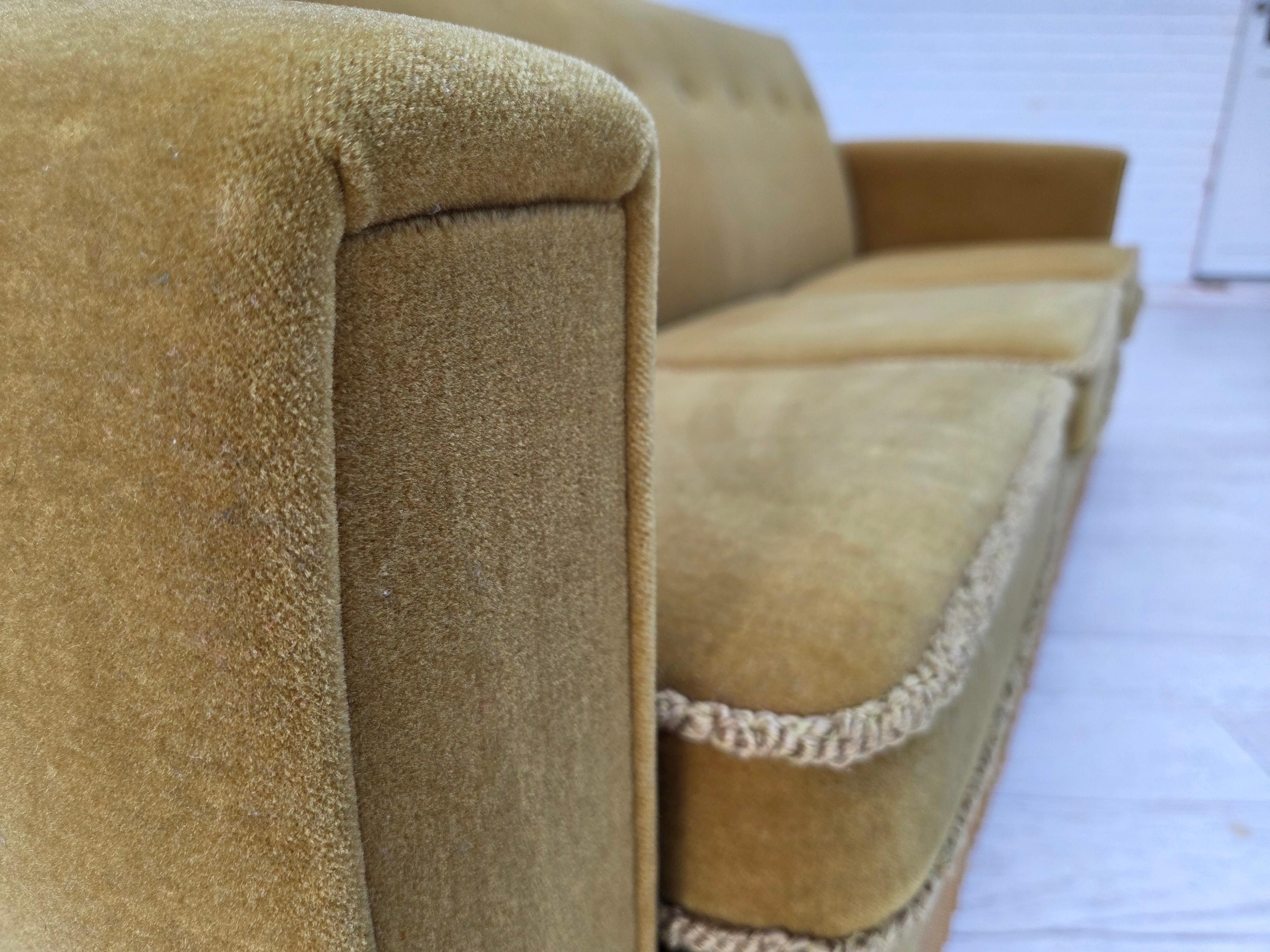 Anni '70, divano danese a 3 posti, velluto originale verde chiaro. in vendita 11