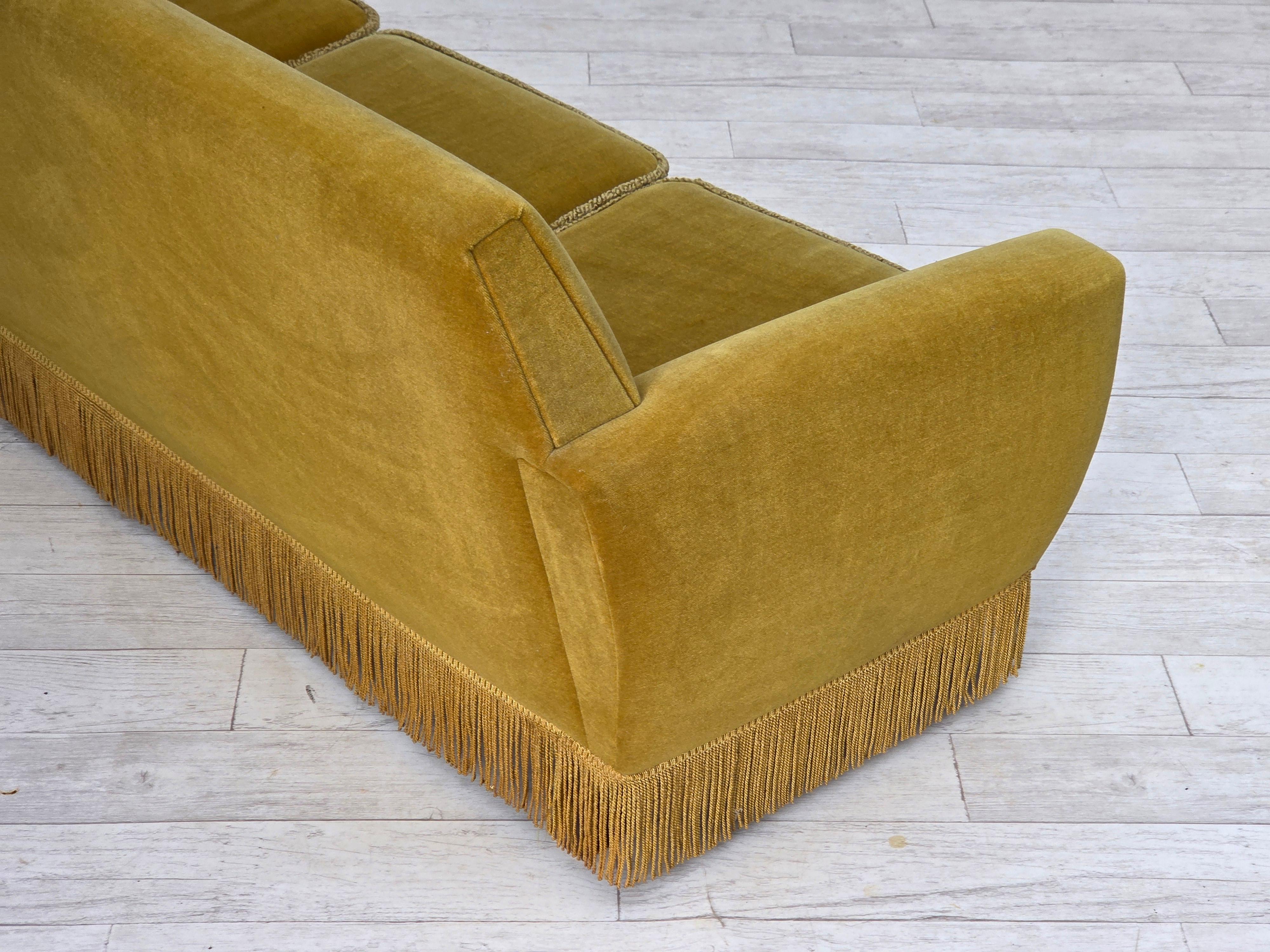 Anni '70, divano danese a 3 posti, velluto originale verde chiaro. in vendita 12
