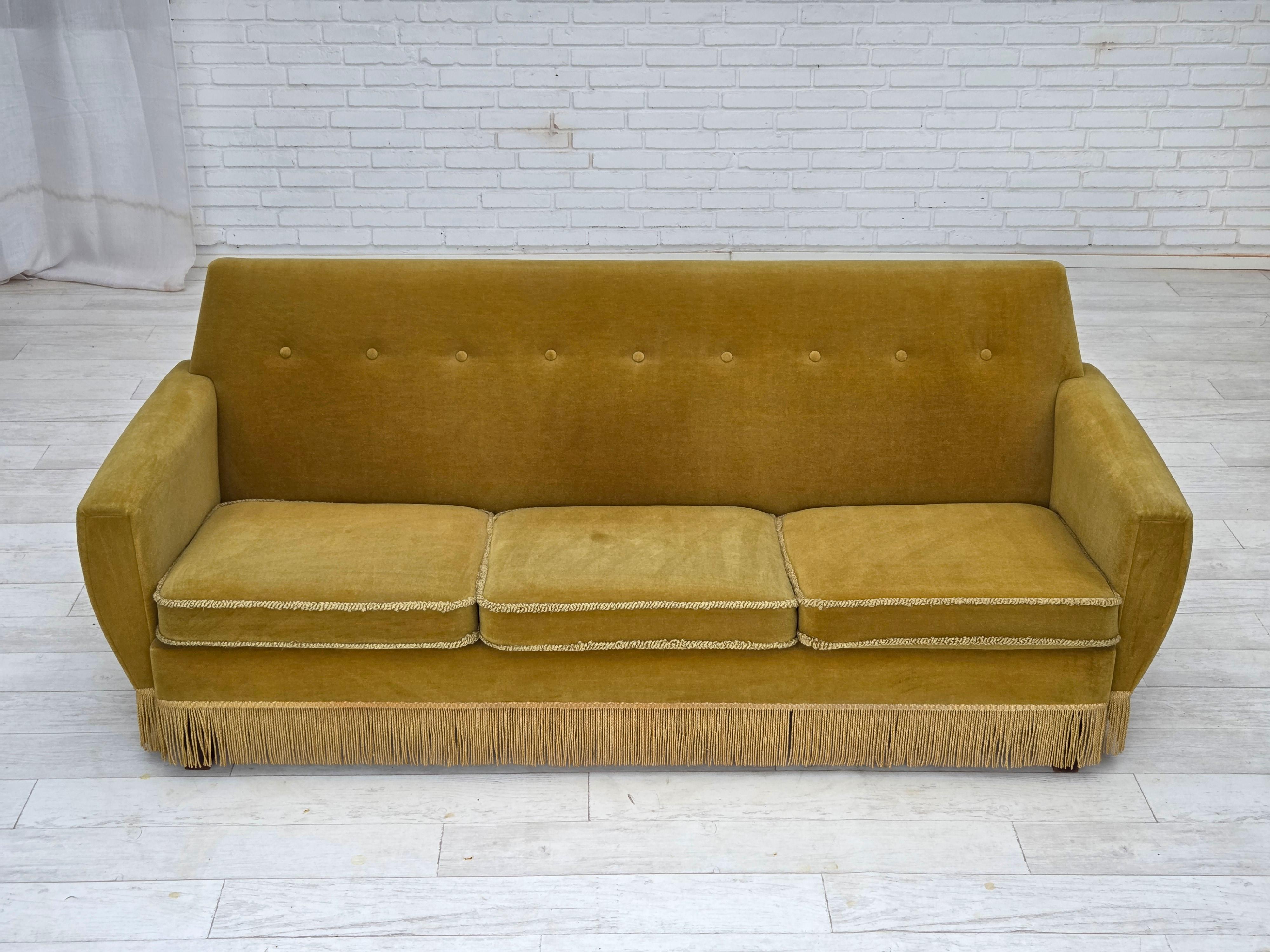 Divano danese a 3 posti degli anni '70. Velluto originale verde chiaro per mobili, gambe in legno di faggio, molle nei cuscini della seduta. Condizioni originali buone: nessun odore, nessuna macchia e struttura stabile. Prodotto da un produttore di
