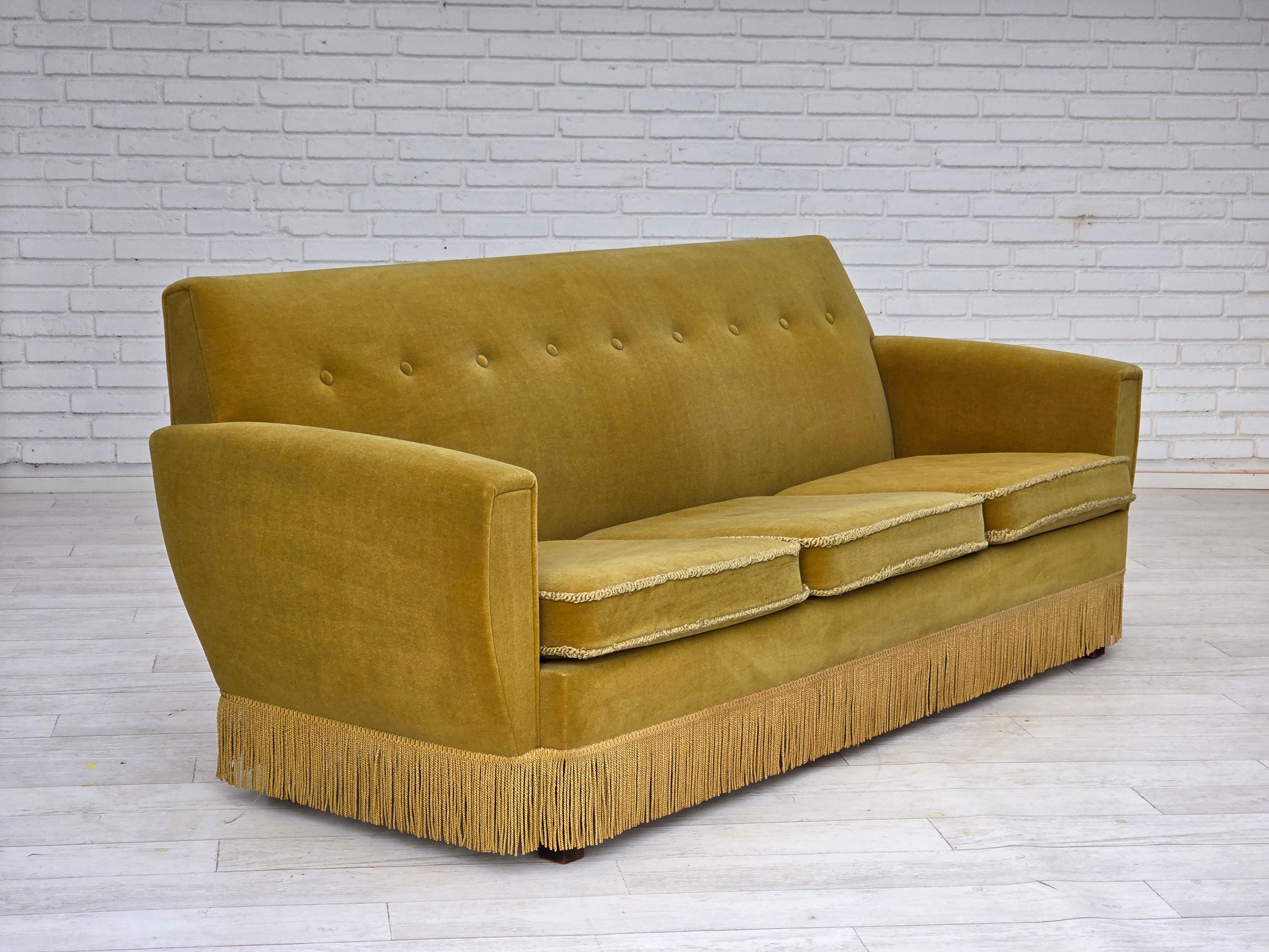 Scandinavo moderno Anni '70, divano danese a 3 posti, velluto originale verde chiaro. in vendita