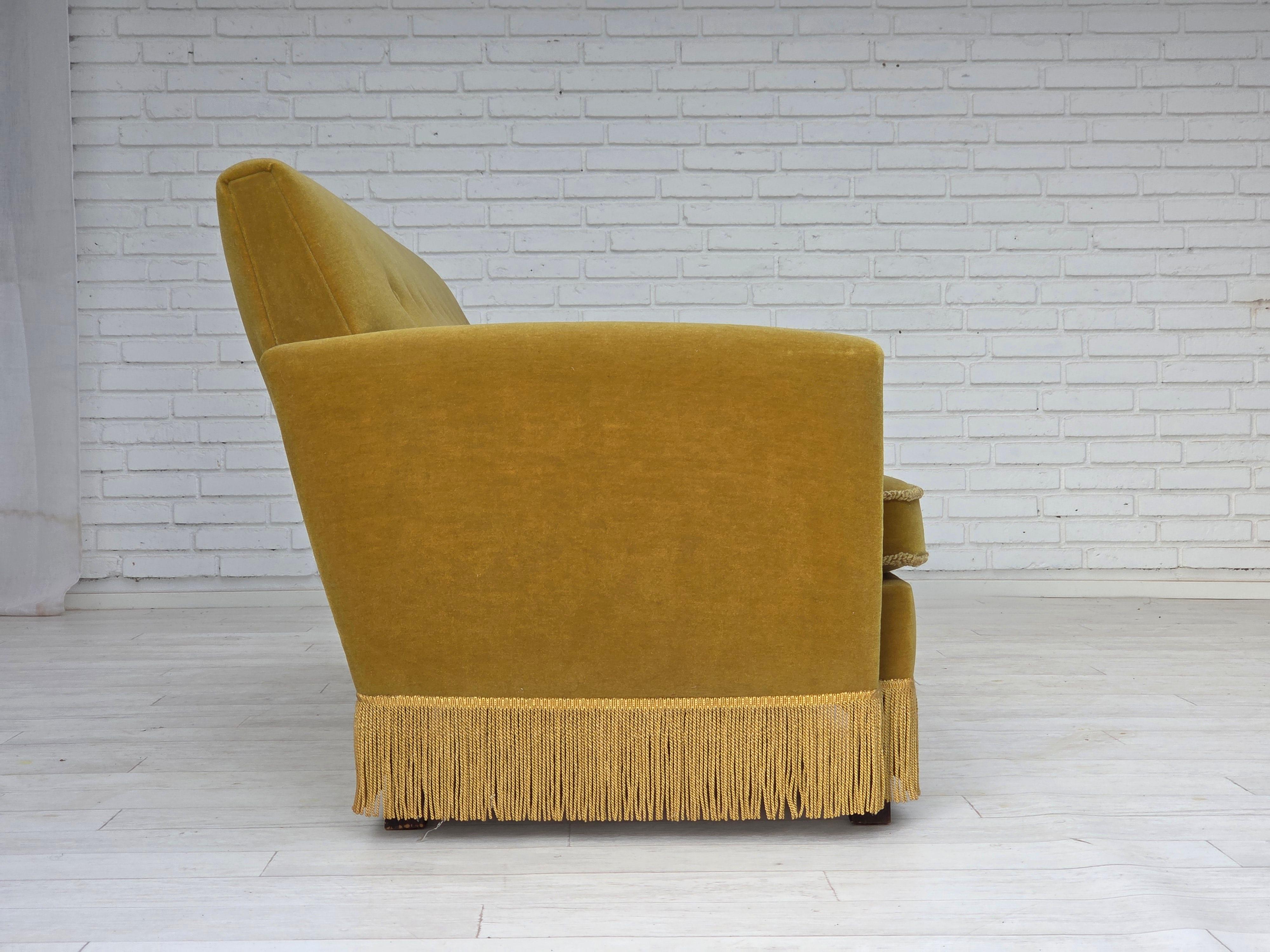 Danese Anni '70, divano danese a 3 posti, velluto originale verde chiaro. in vendita