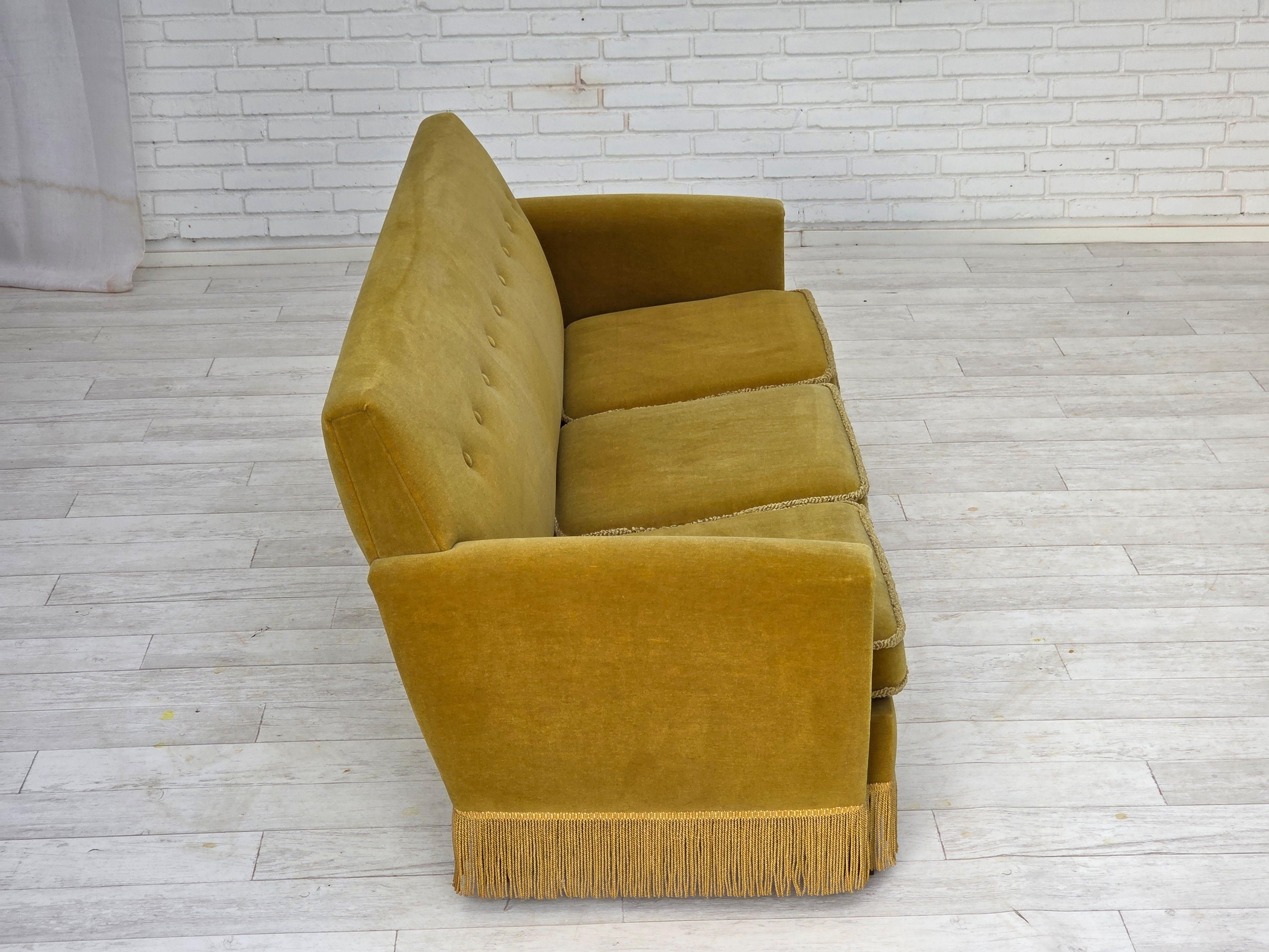 Anni '70, divano danese a 3 posti, velluto originale verde chiaro. In condizioni buone in vendita a Tarm, 82