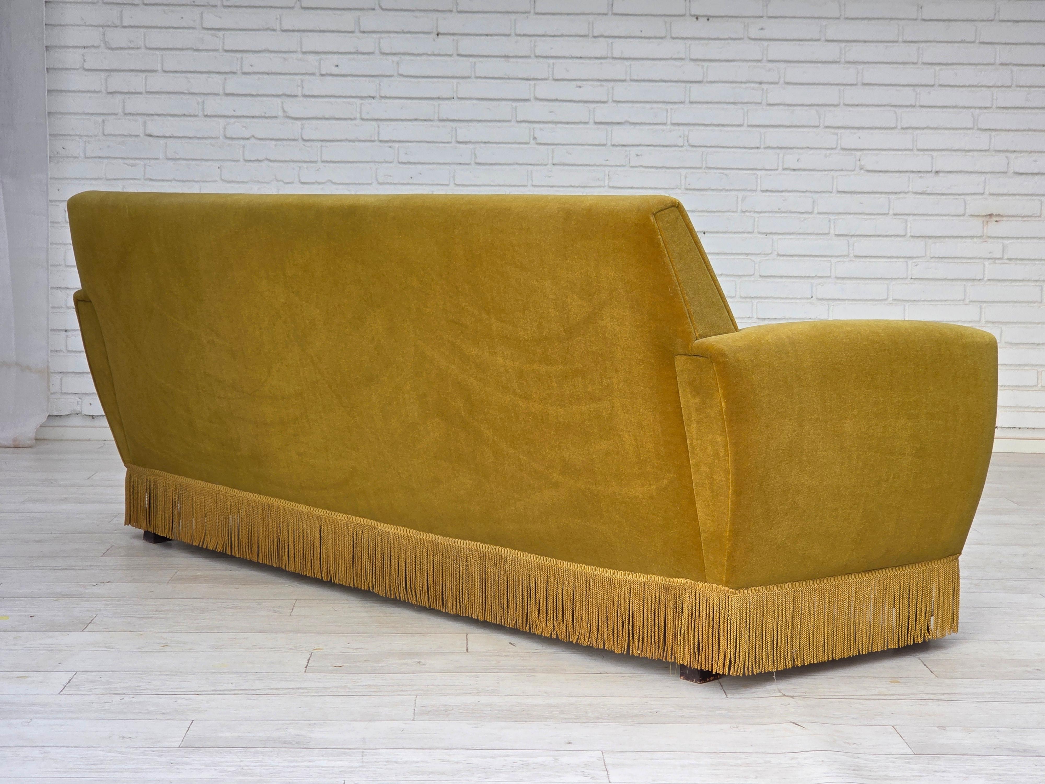Fine XX secolo Anni '70, divano danese a 3 posti, velluto originale verde chiaro. in vendita