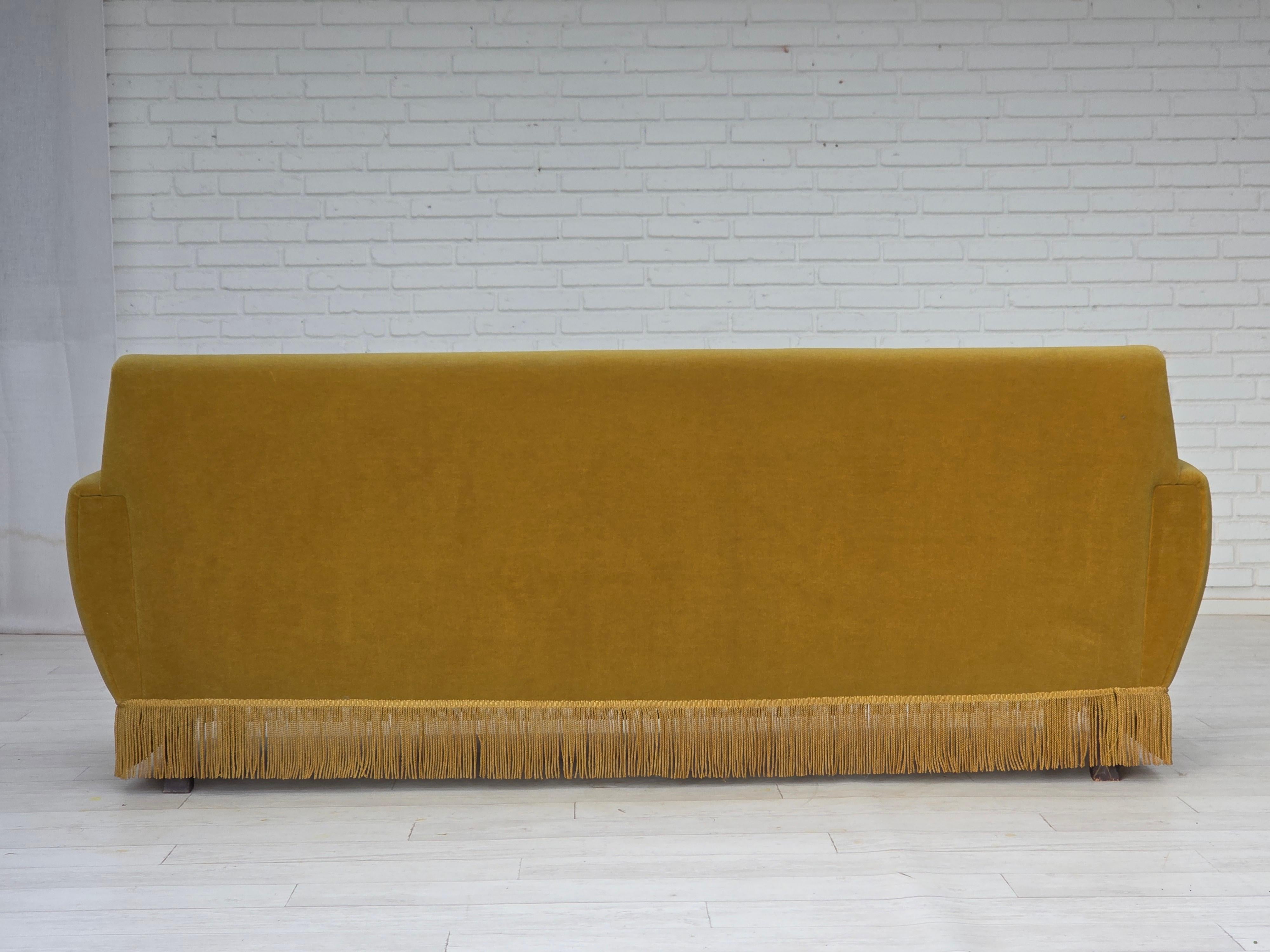 Velluto Anni '70, divano danese a 3 posti, velluto originale verde chiaro. in vendita