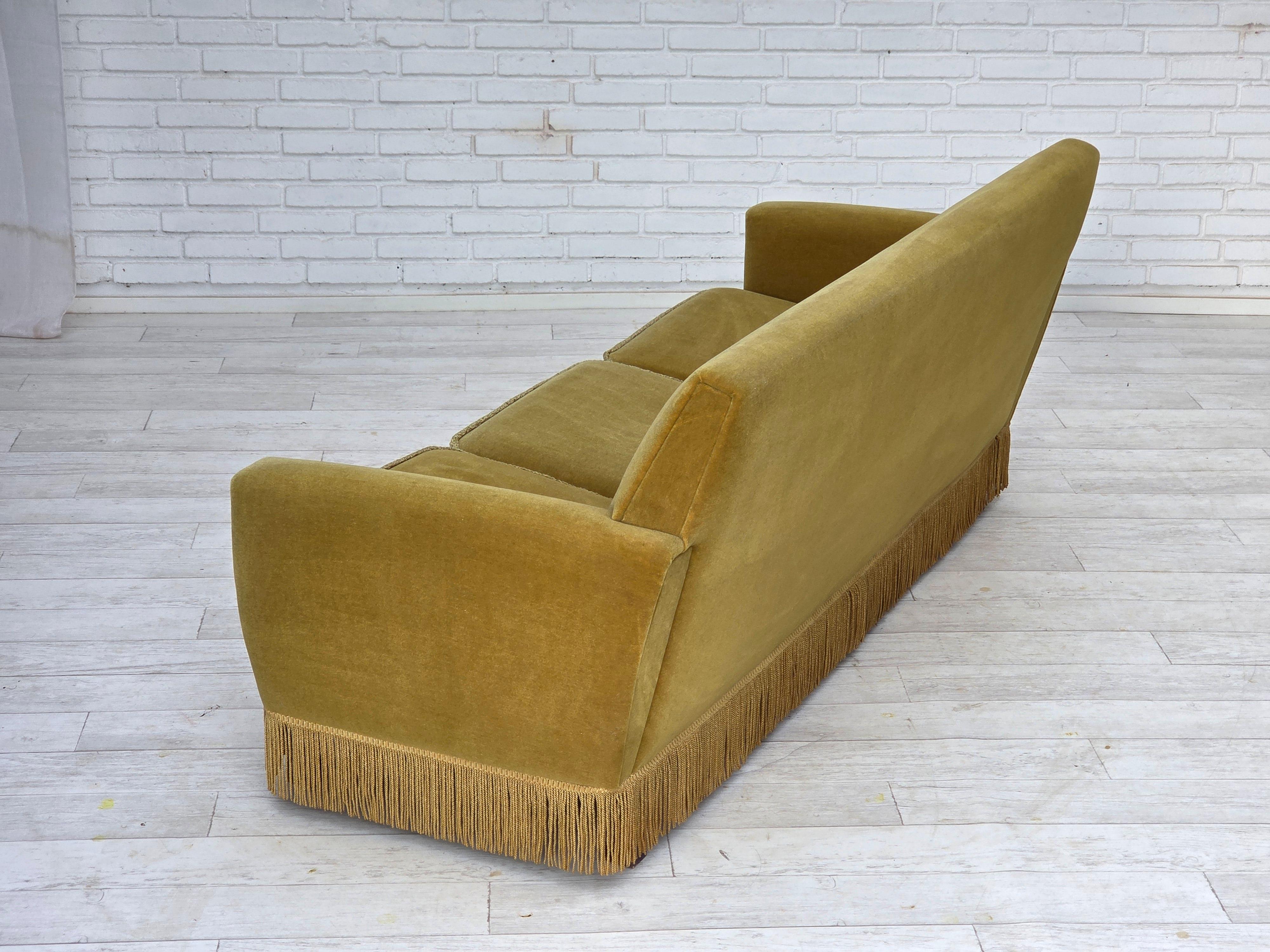 Anni '70, divano danese a 3 posti, velluto originale verde chiaro. in vendita 1