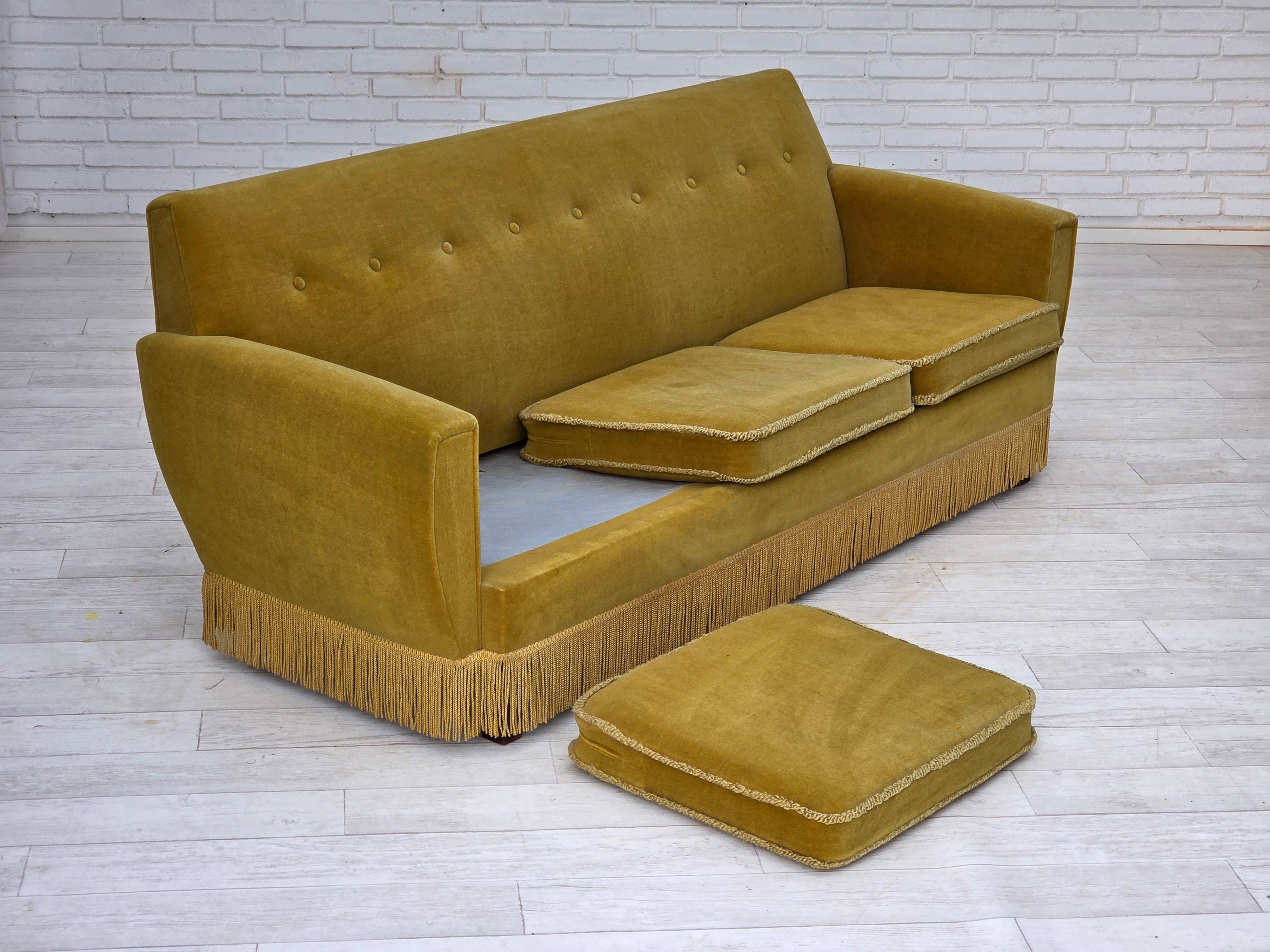 Anni '70, divano danese a 3 posti, velluto originale verde chiaro. in vendita 2
