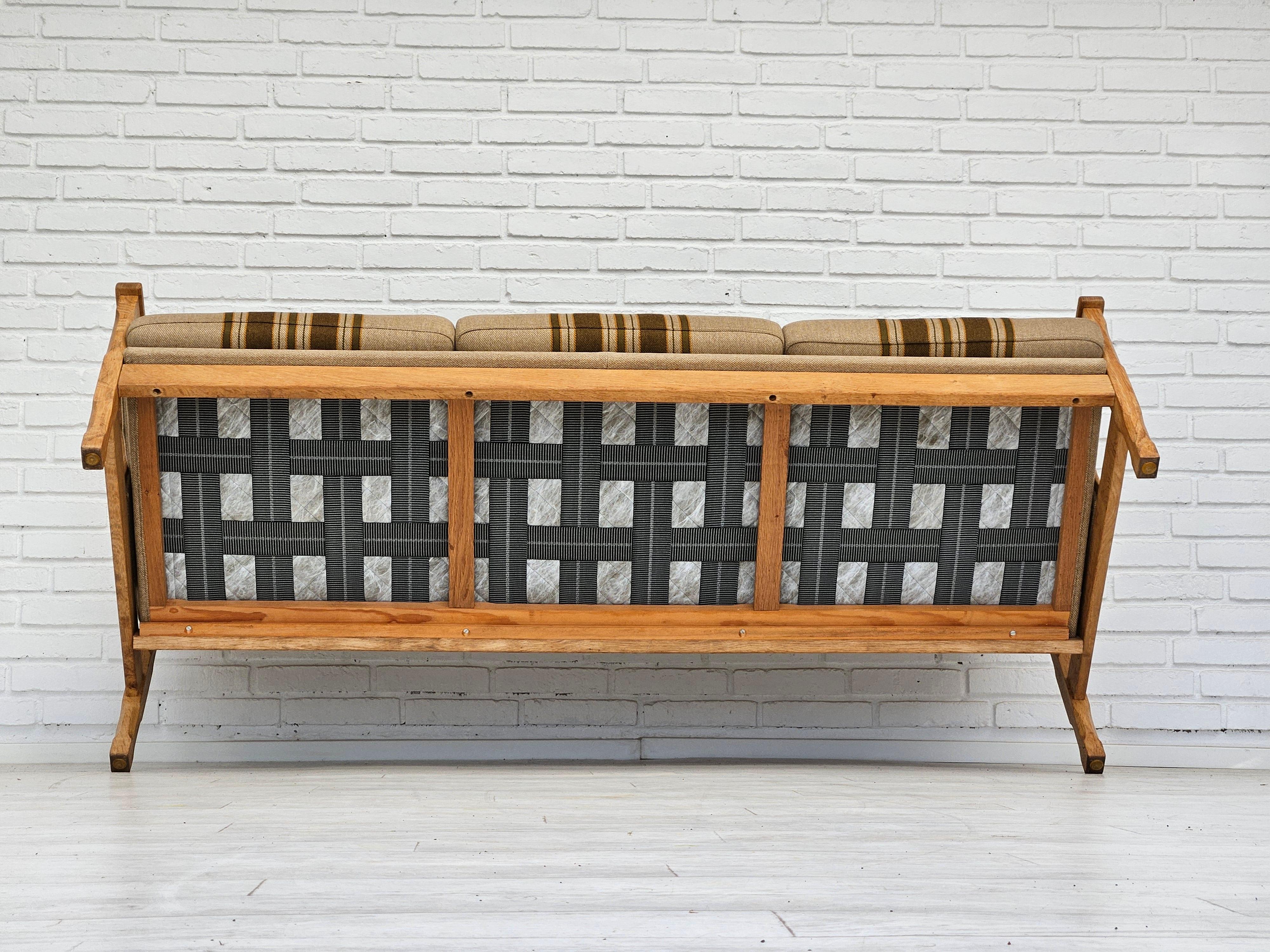 1970s, Danish 3 seater sofa, original very good condition, wool, oak. For Sale 12