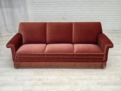 Anni '70, divano danese a 3 posti, velluto per mobili rosa salmone, legno di faggio.