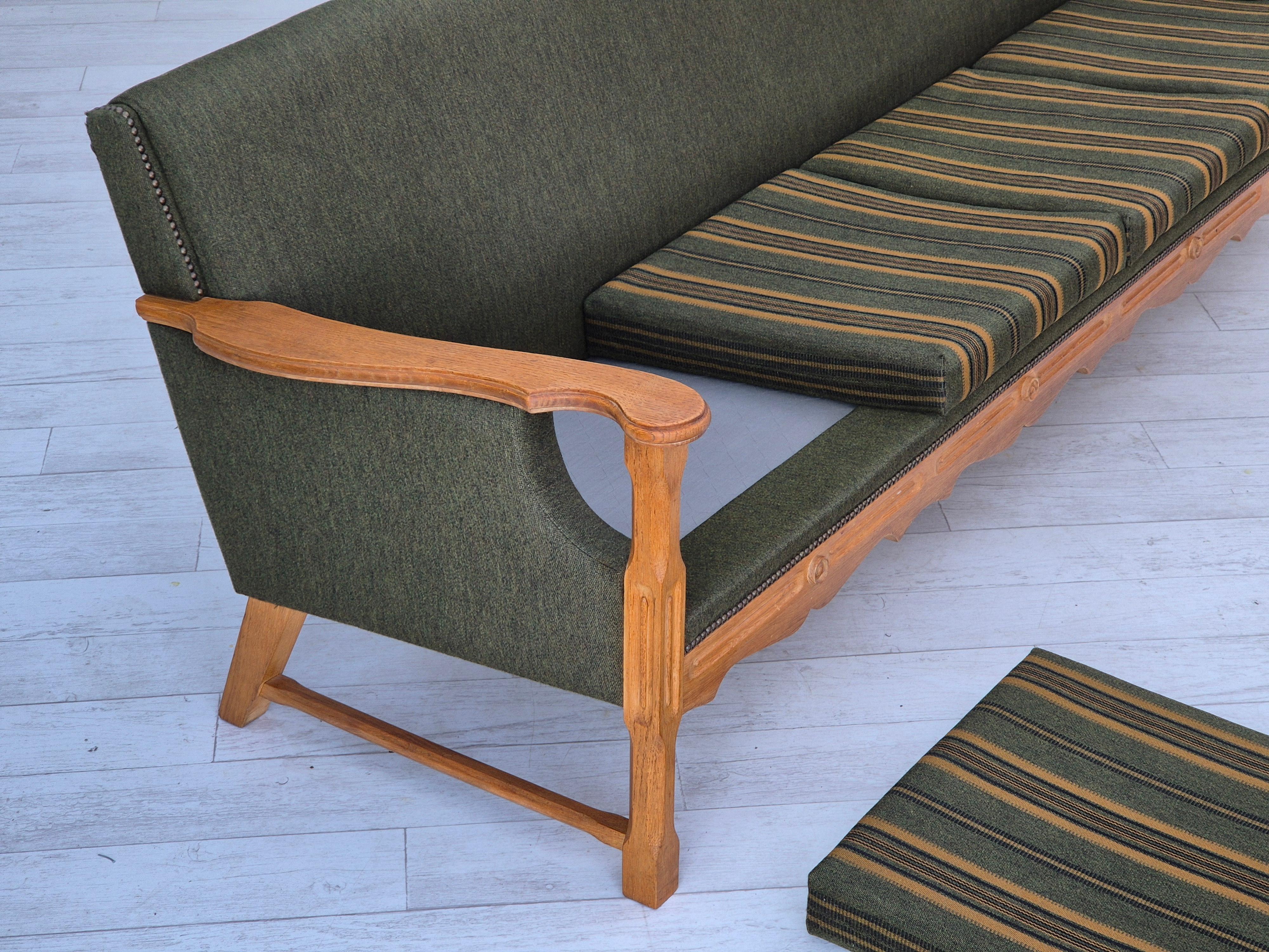 1970s, Danish 4 seater sofa, original very good condition, wool, oak wood. For Sale 12