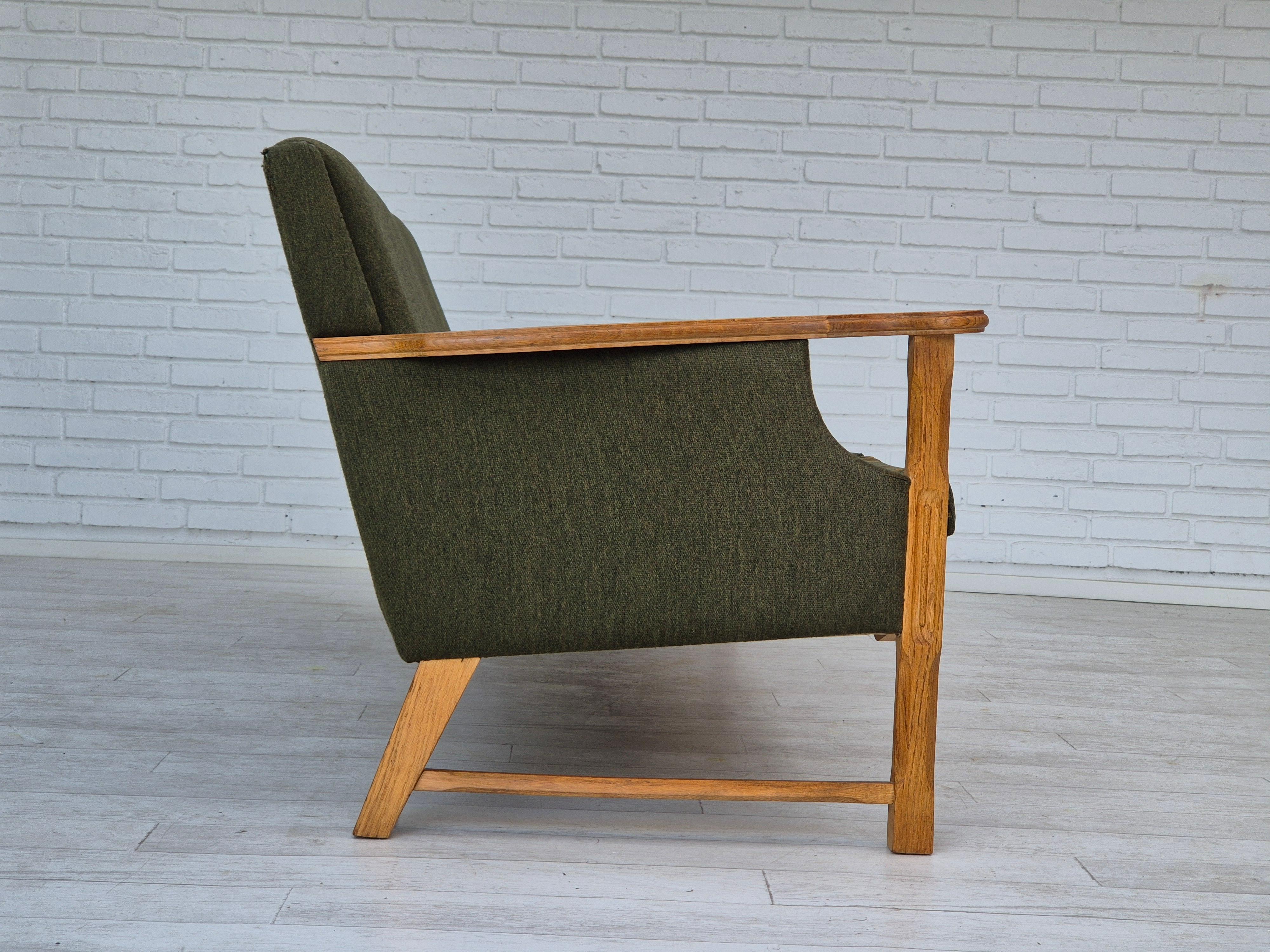 1970er Jahre, dänisches 4-Sitzer-Sofa, sehr guter Originalzustand, Wolle, OAK Wood. im Zustand „Gut“ im Angebot in Tarm, 82