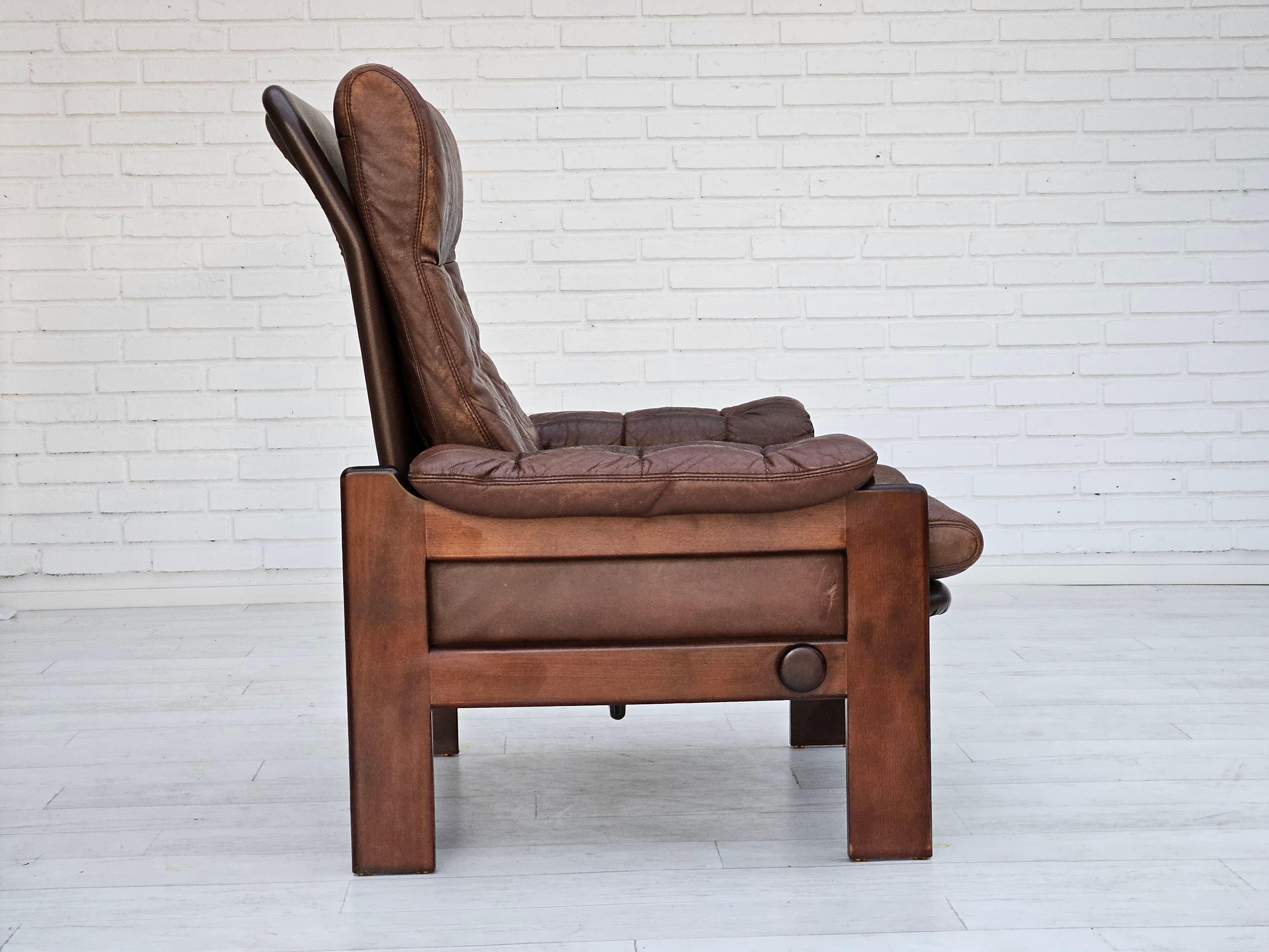 1970s, Danish adjustable lounge chair with footstool, brown leather, by Skippers For Sale 4
