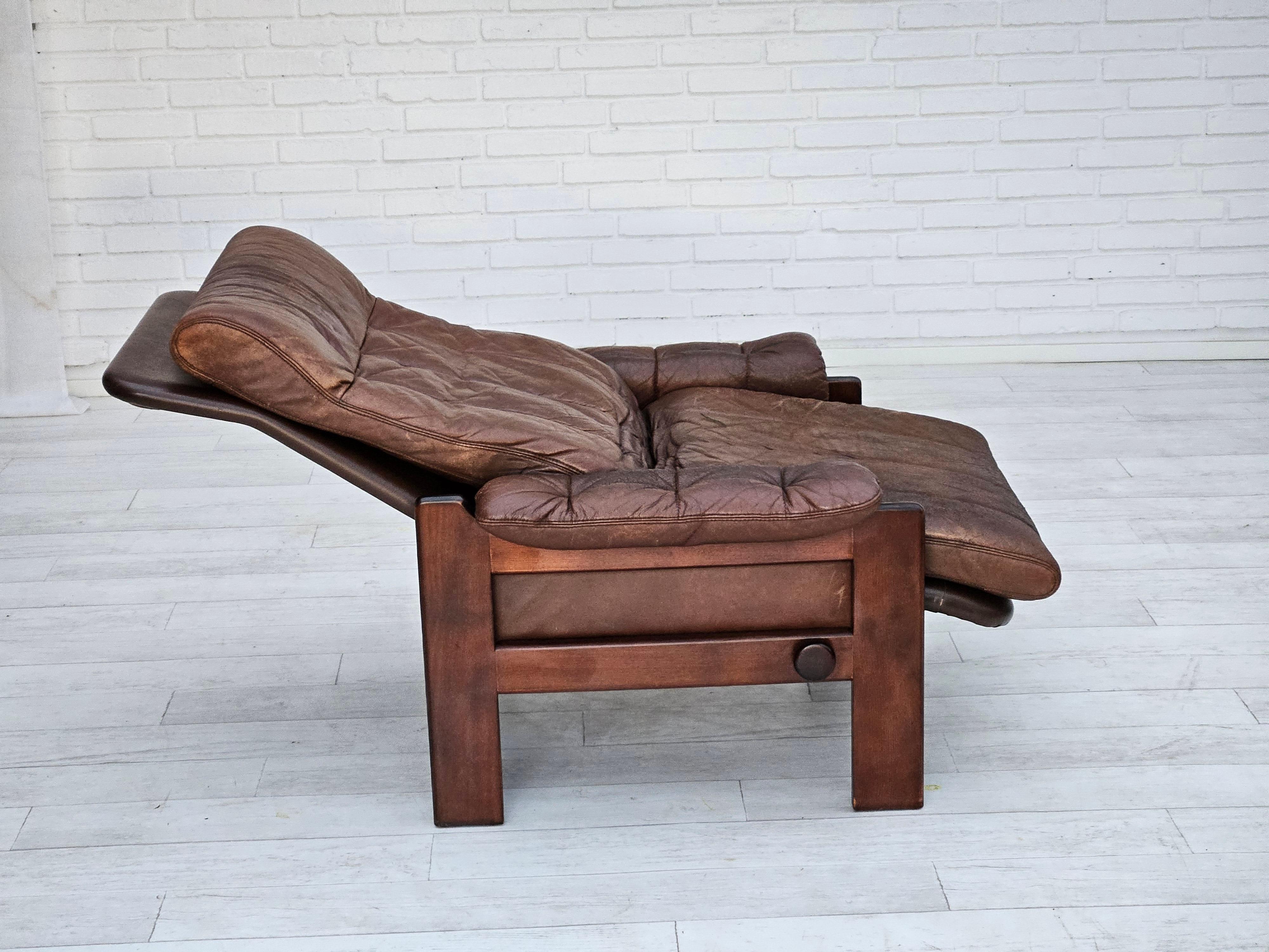 1970s, Danish adjustable lounge chair with footstool, brown leather, by Skippers For Sale 5