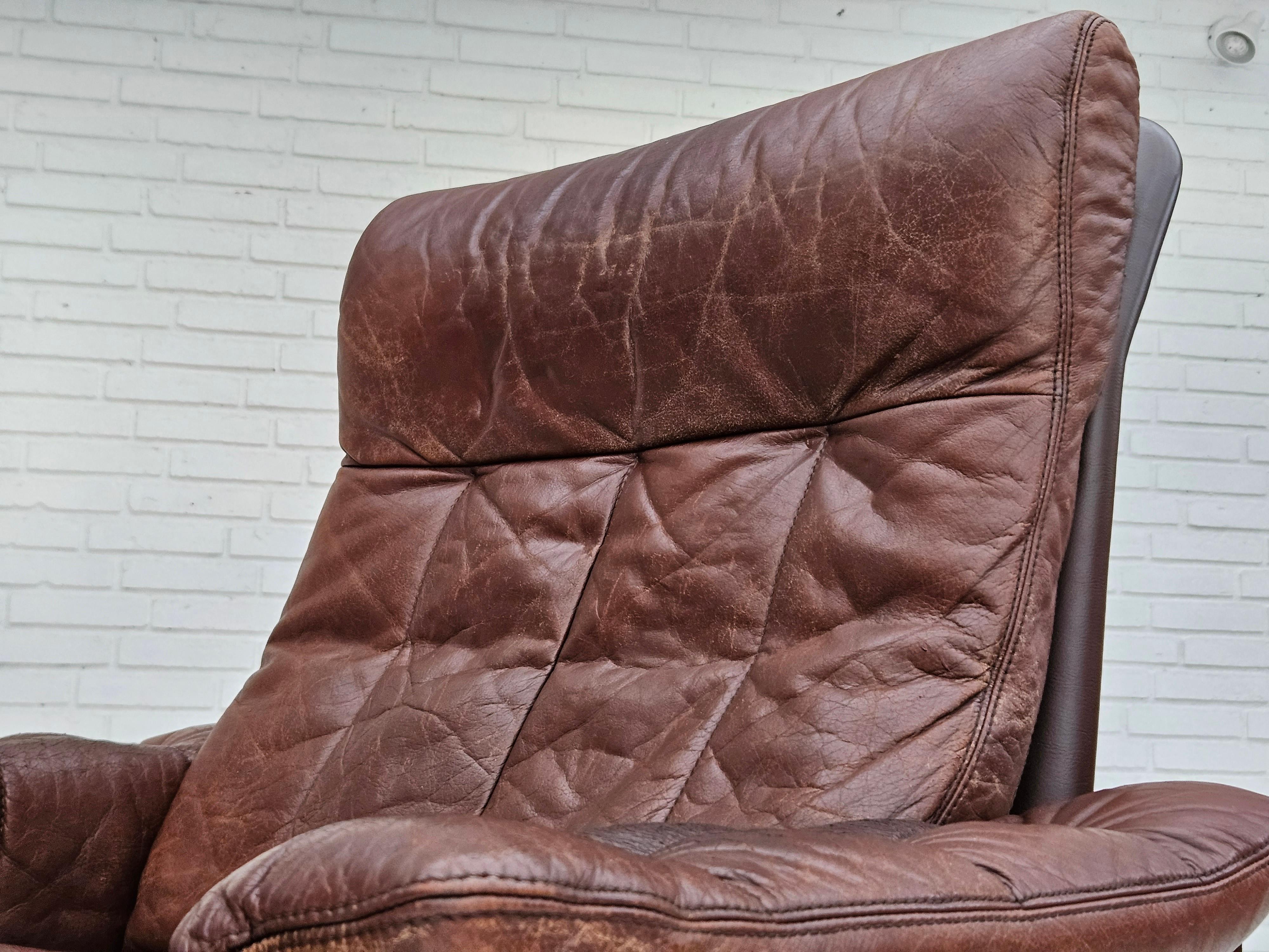 1970s, Danish adjustable lounge chair with footstool, brown leather, by Skippers For Sale 11