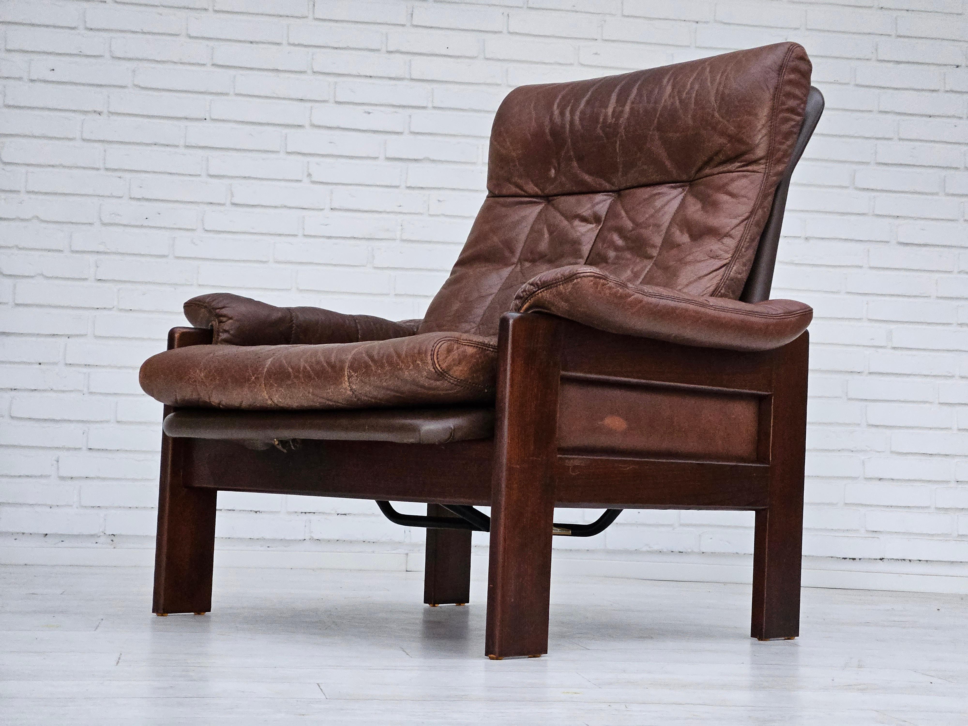 1970s, Danish adjustable lounge chair with footstool, brown leather, by Skippers In Good Condition For Sale In Tarm, 82
