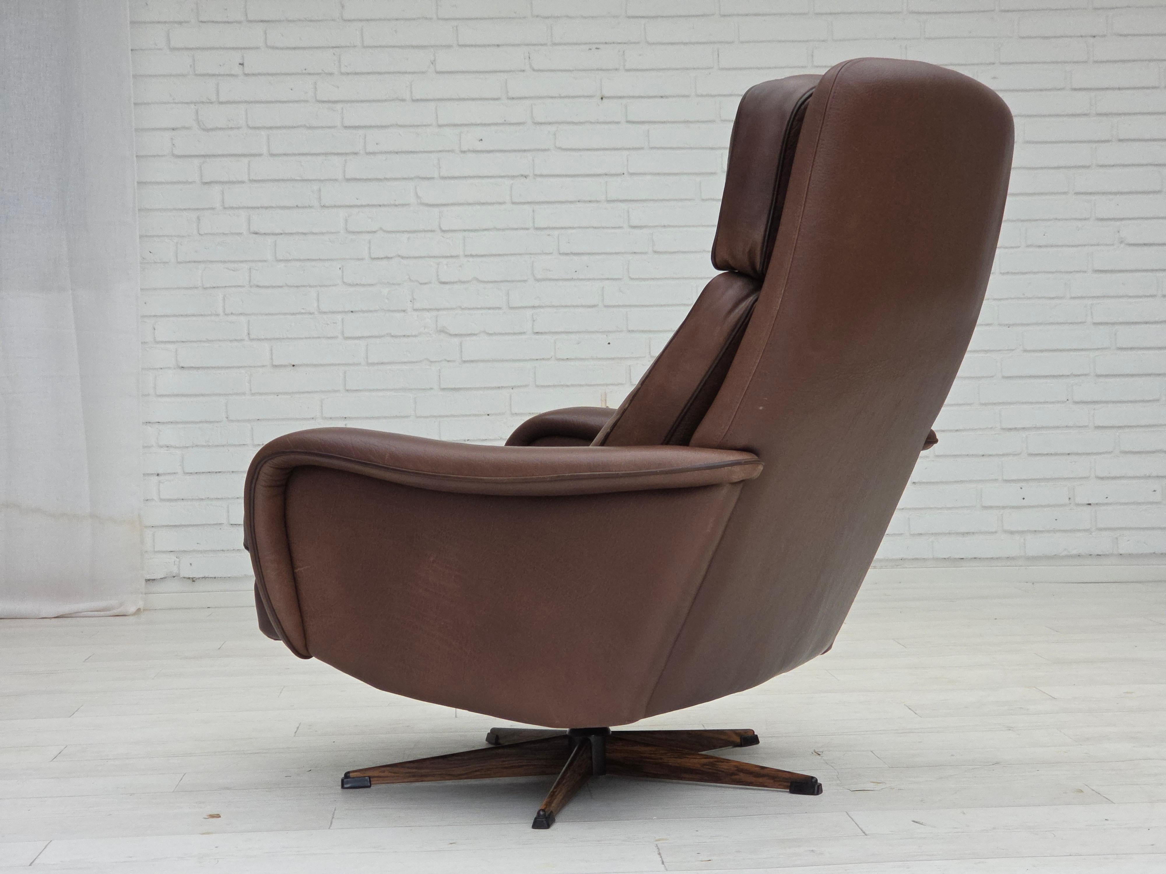 Poltrona girevole regolabile danese degli anni '70 con poggiapiedi di Madsen & Schubell. in vendita 3