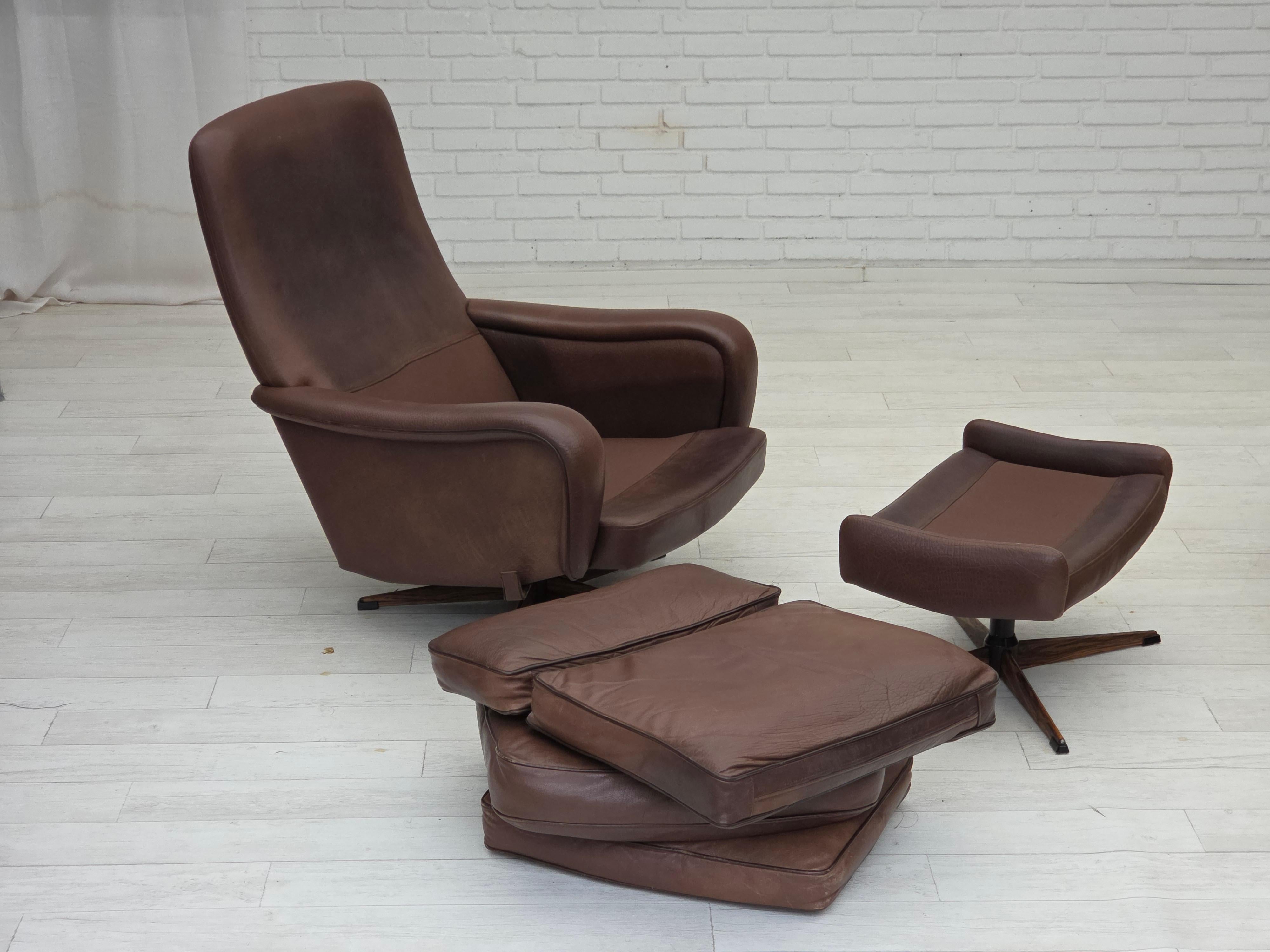 Scandinavo moderno Poltrona girevole regolabile danese degli anni '70 con poggiapiedi di Madsen & Schubell. in vendita