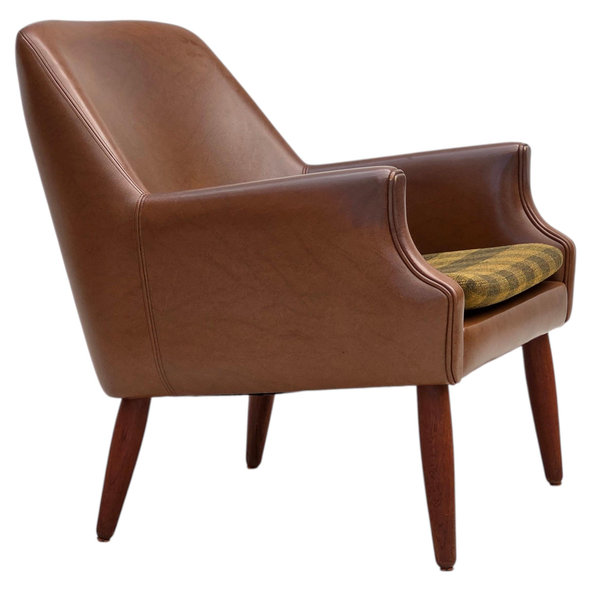 Années 1970, fauteuil danois, similicuir, pieds en teck. en vente