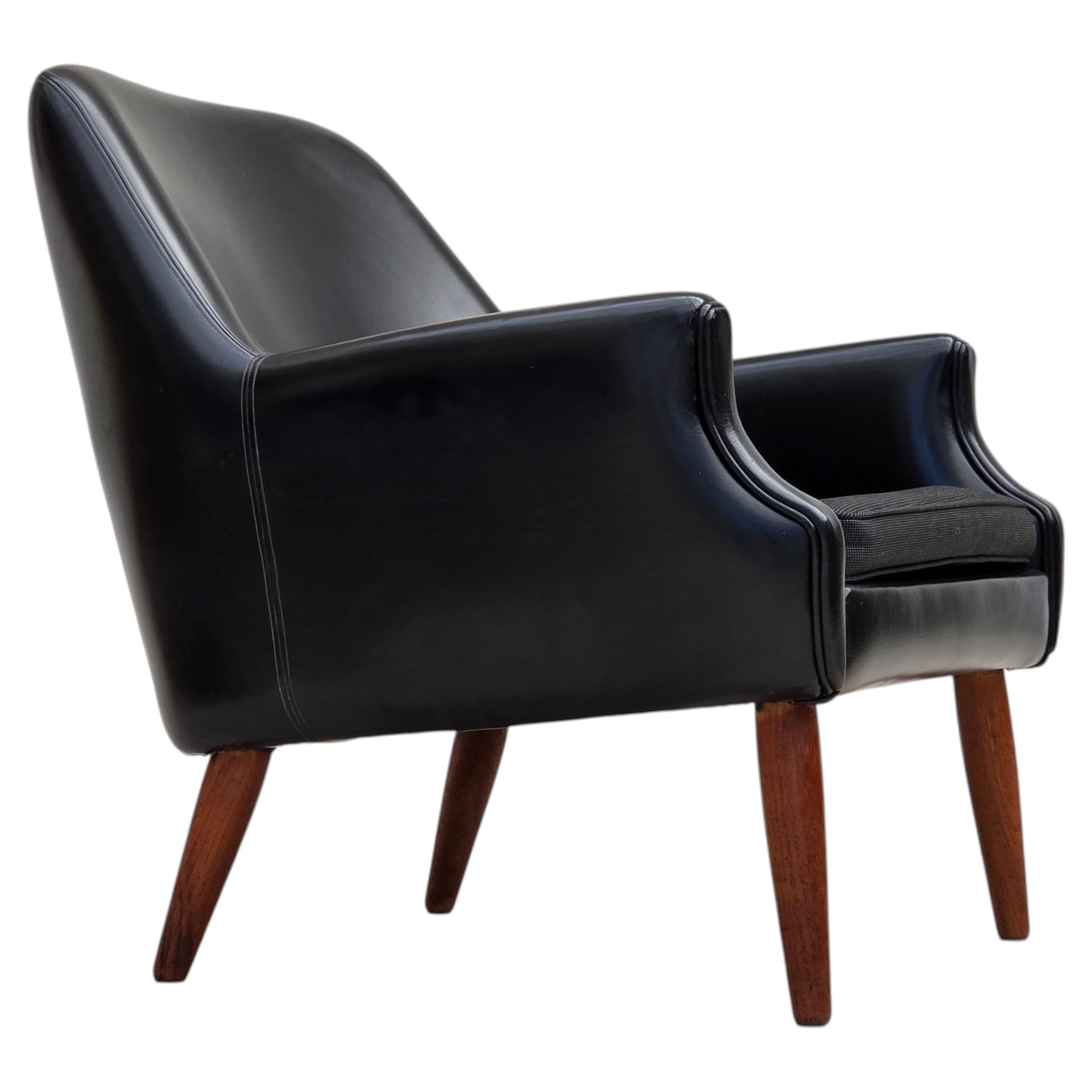 Années 1970, fauteuil danois, similicuir, pieds en teck. en vente