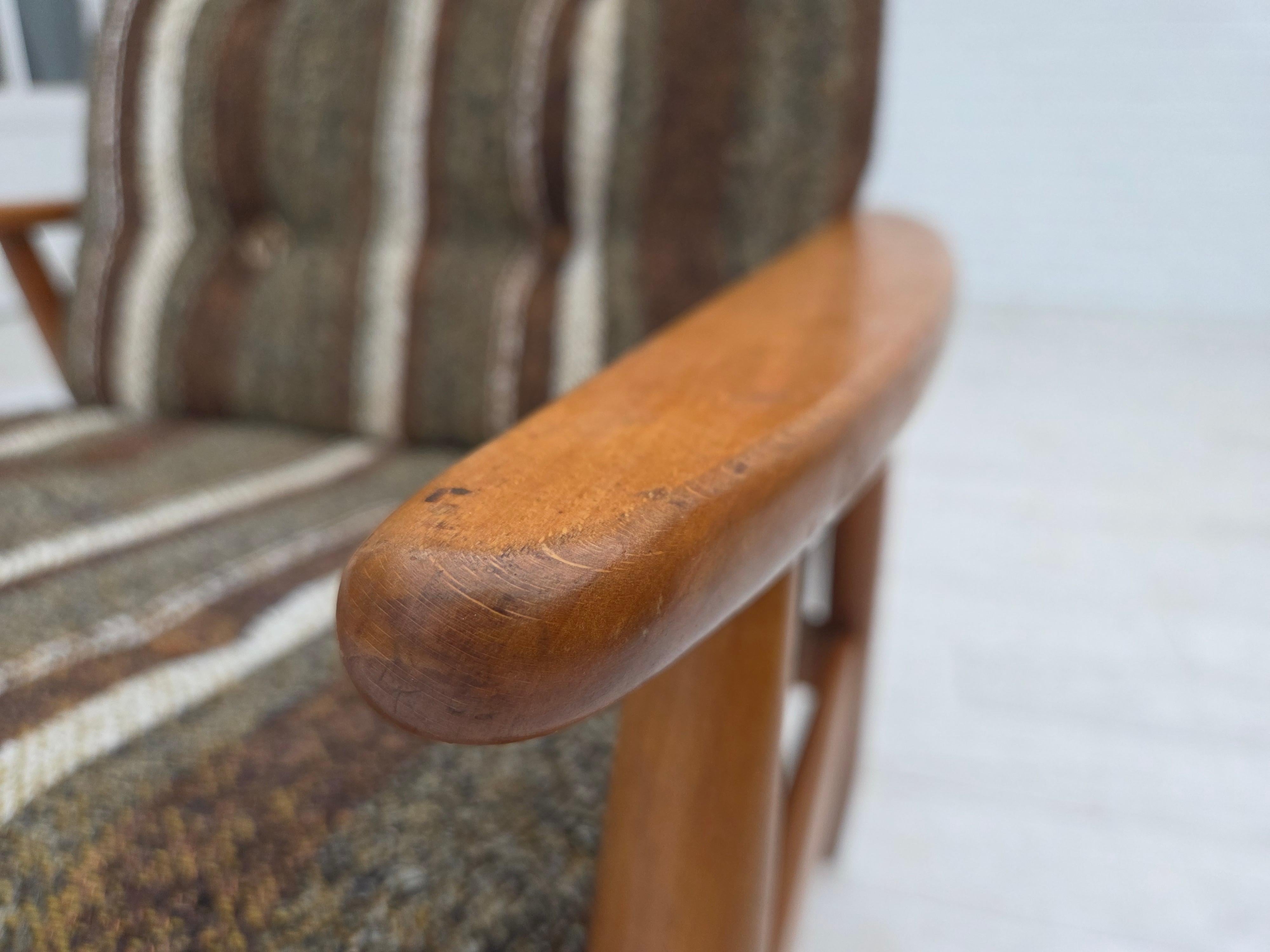 1970er Jahre, Dänischer Sessel, Buchenholz, Möbelwollstoff. im Angebot 1