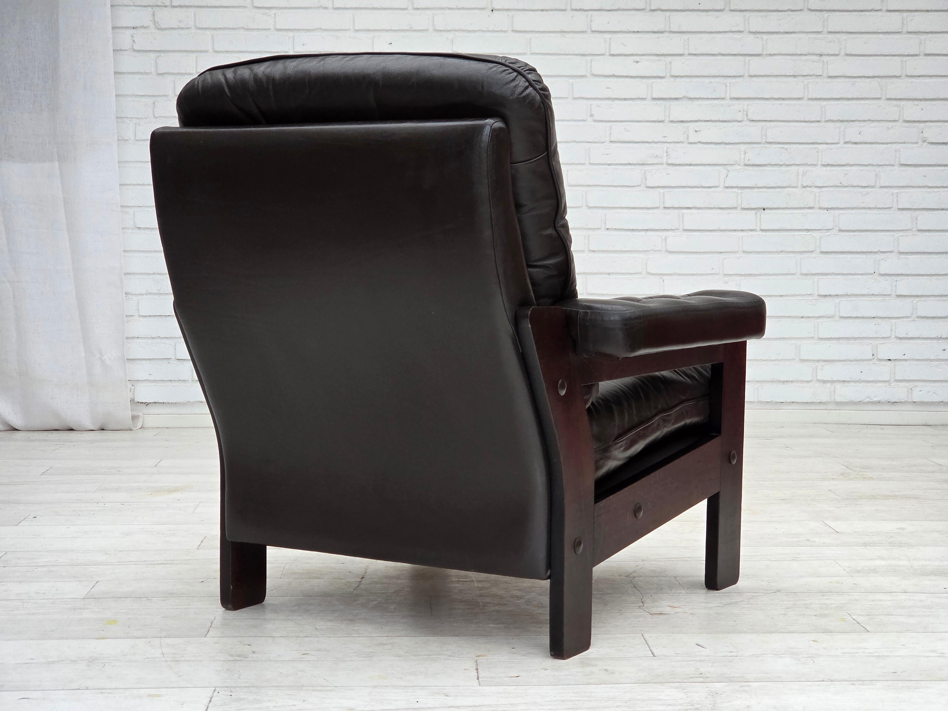 1970, fauteuil danois, cuir d'ameublement marron, bois de chêne. en vente 3