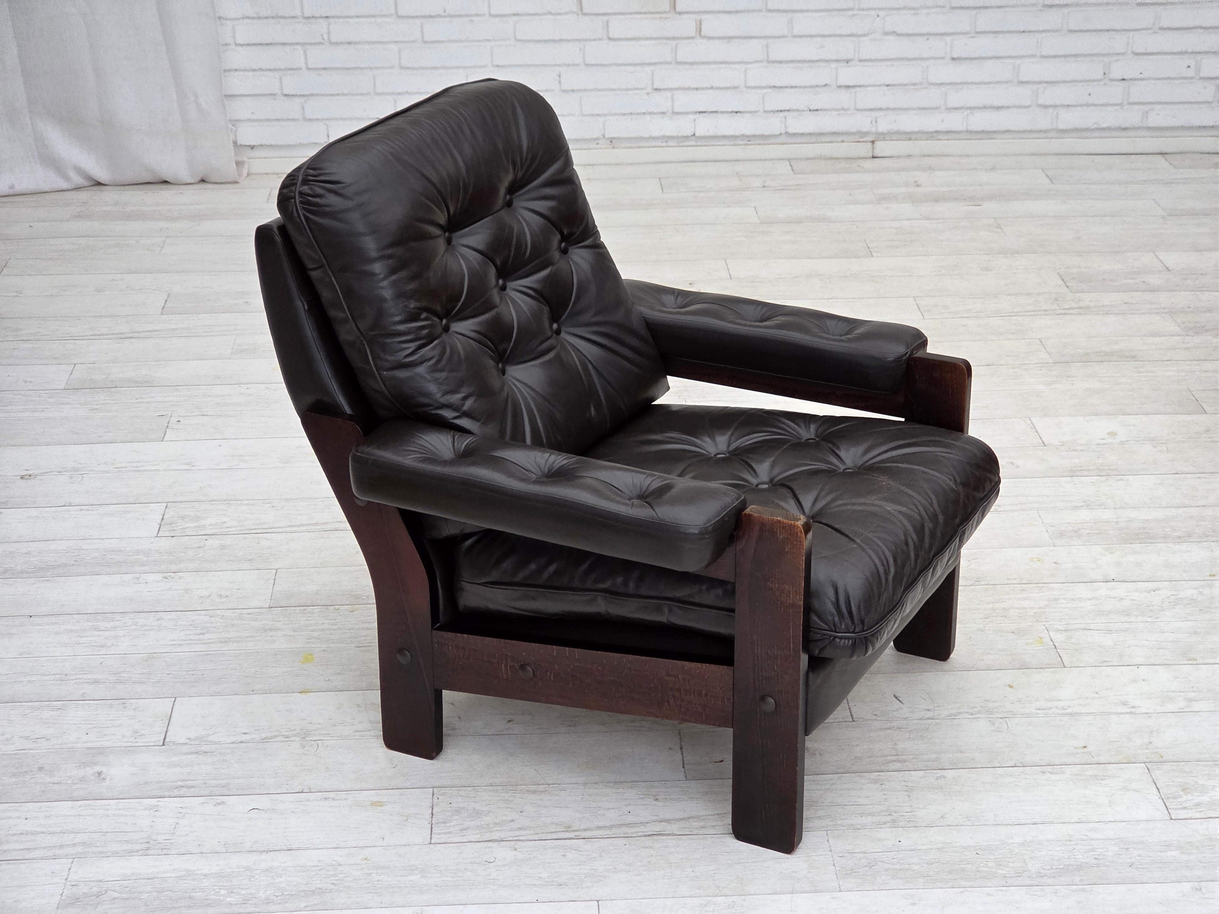 1970, fauteuil danois, cuir d'ameublement marron, bois de chêne. en vente 5