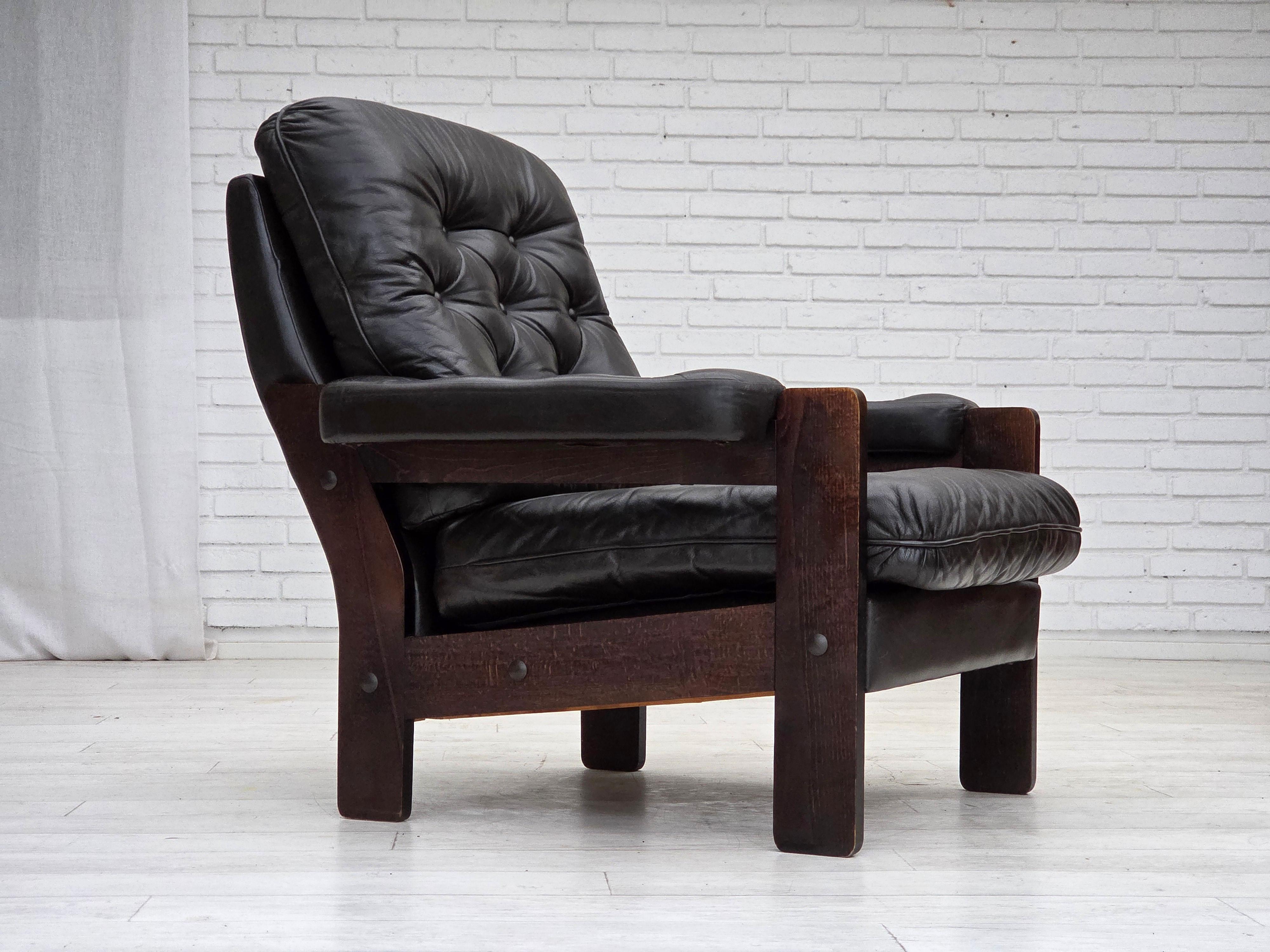 1970, fauteuil danois, cuir d'ameublement marron, bois de chêne. en vente 7