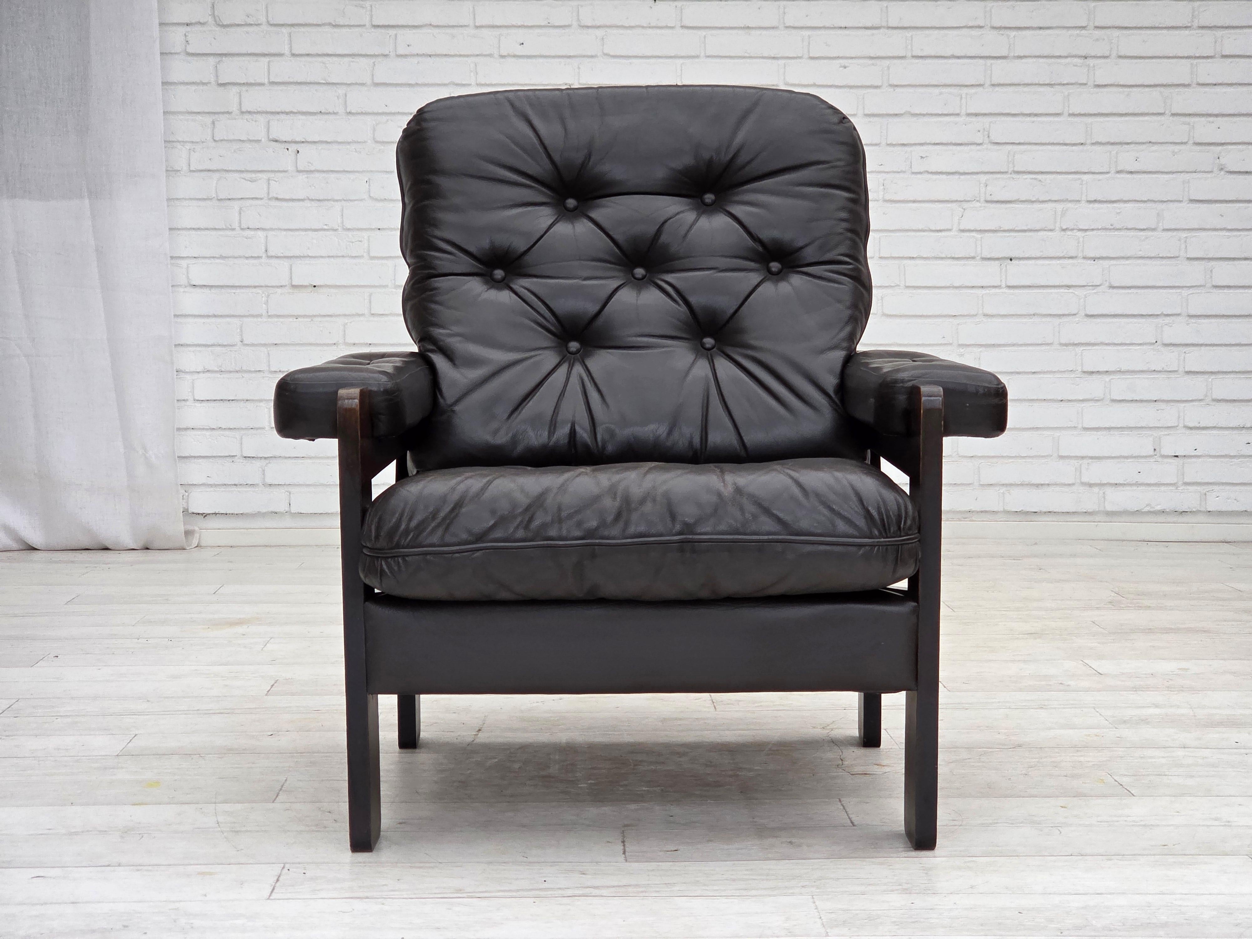 1970, fauteuil danois. Meubles en cuir marron, bois de chêne. Bon état d'origine : pas d'odeurs, pas de taches et construction stable. Fabriqué par un fabricant de meubles danois dans les années 1970-1975. Design/One vintage scandinave original en
