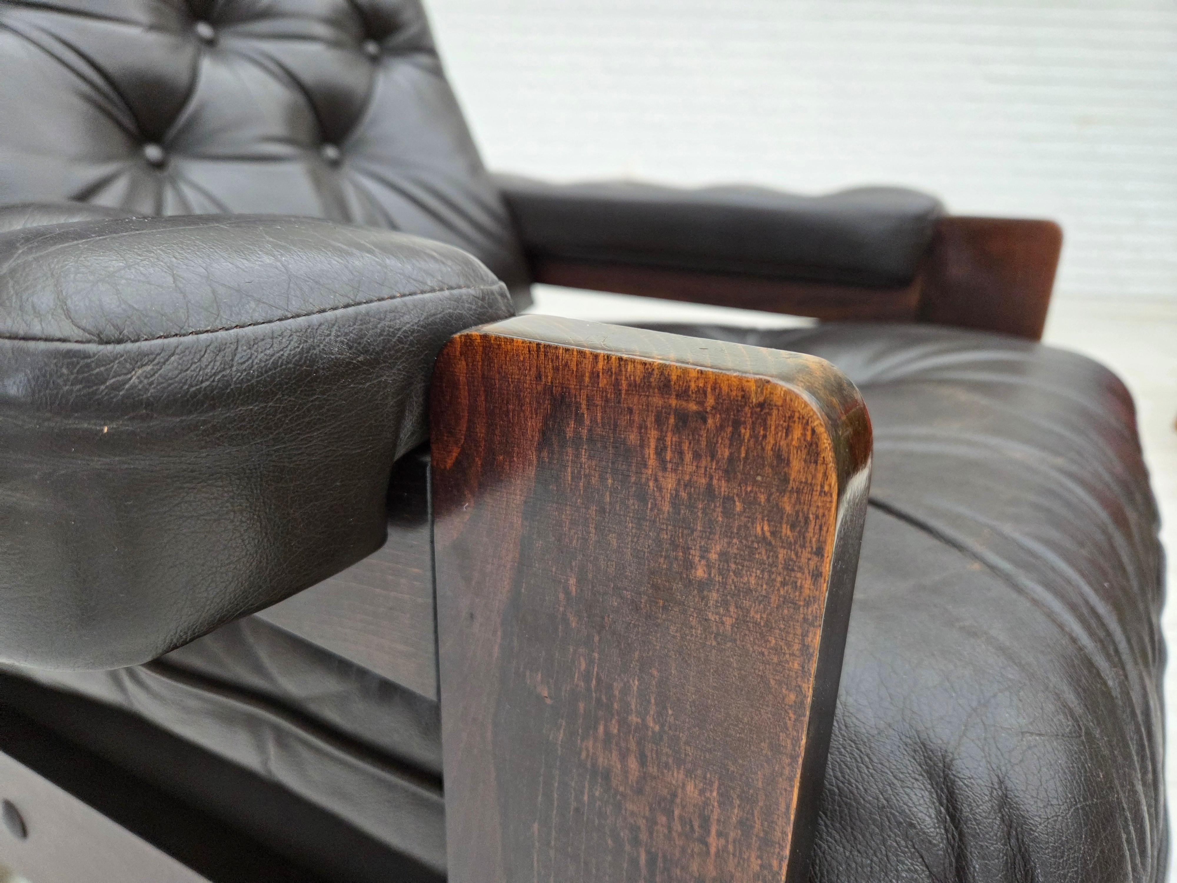 1970, fauteuil danois, cuir d'ameublement marron, bois de chêne. en vente 13