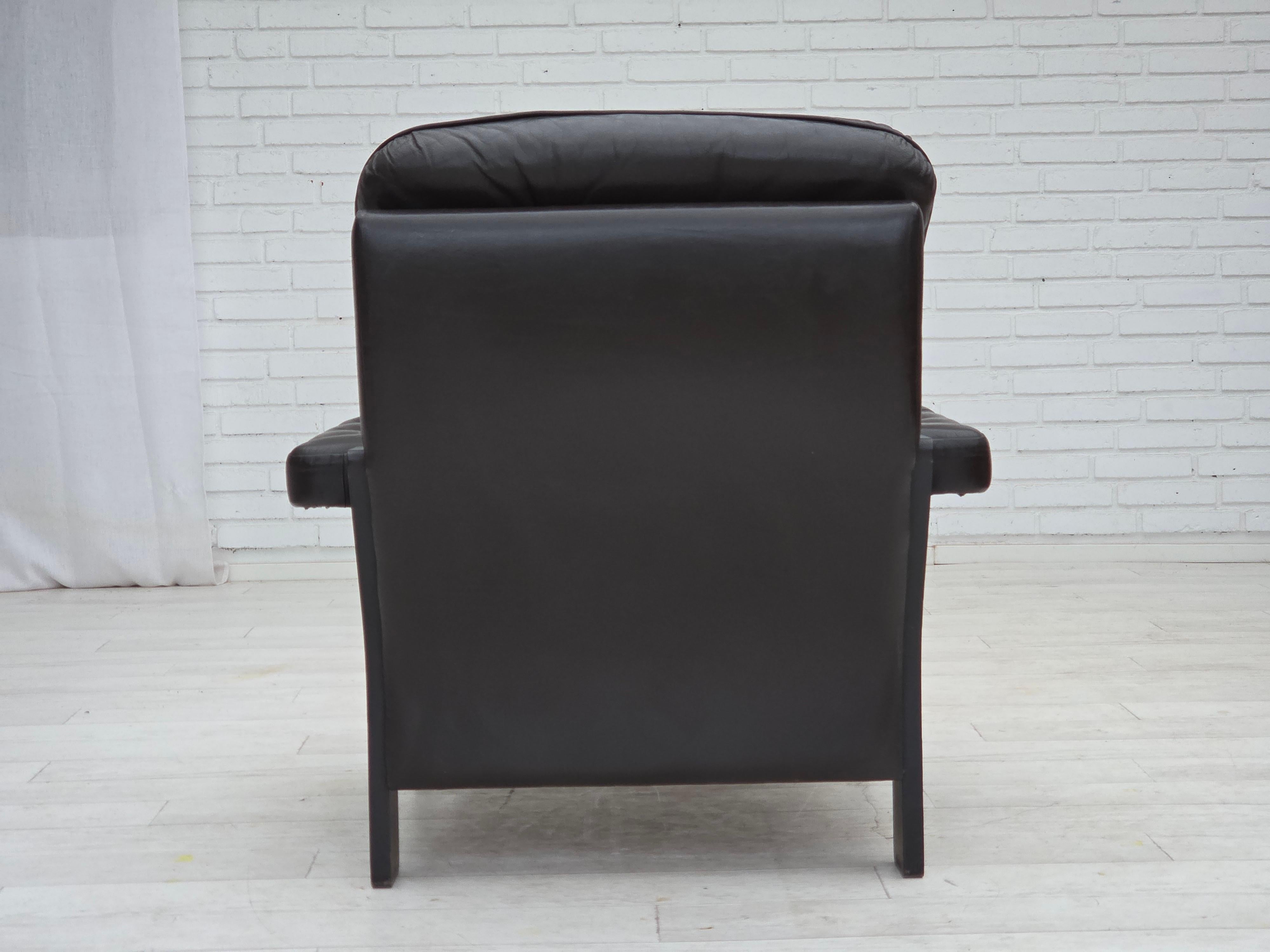 Danois 1970, fauteuil danois, cuir d'ameublement marron, bois de chêne. en vente
