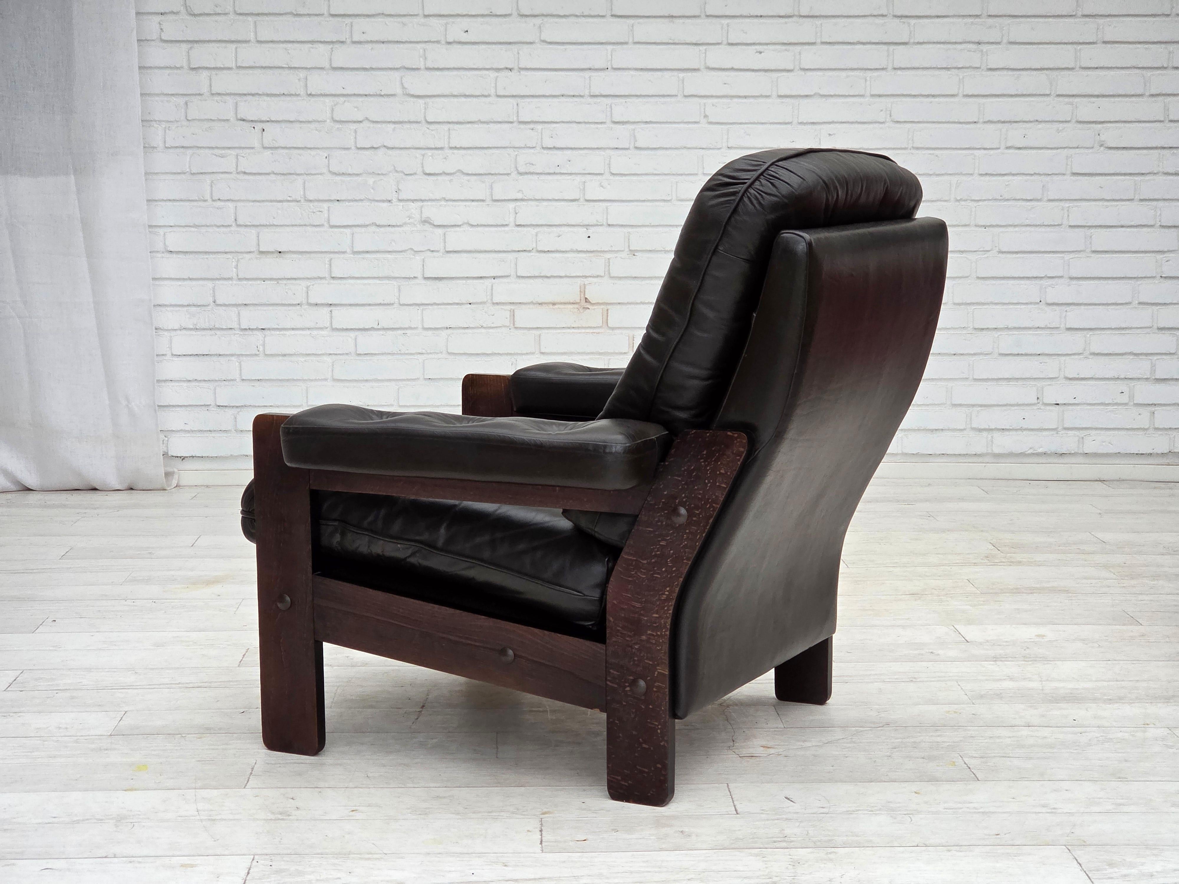 1970, fauteuil danois, cuir d'ameublement marron, bois de chêne. Bon état - En vente à Tarm, 82
