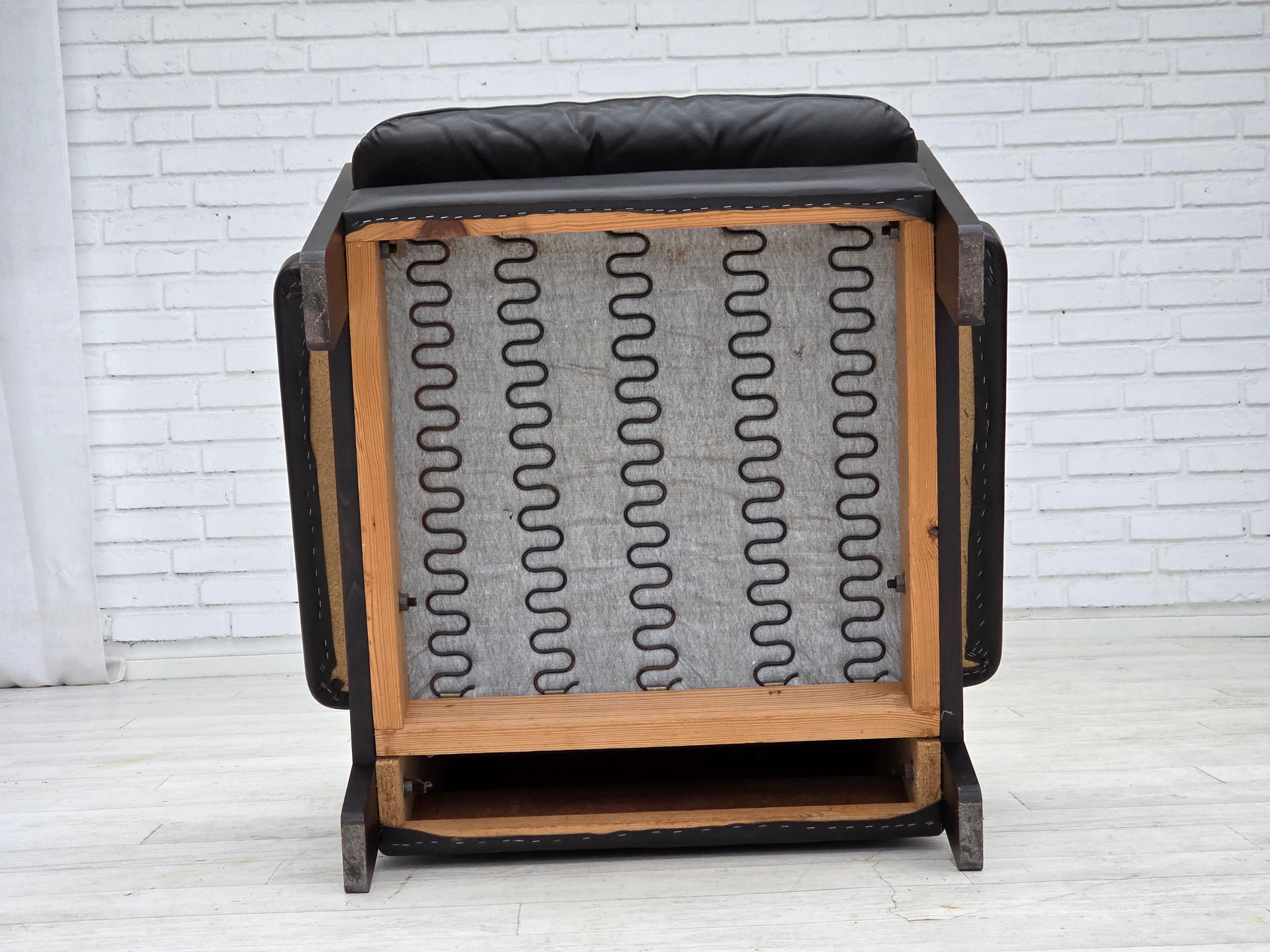 Milieu du XXe siècle 1970, fauteuil danois, cuir d'ameublement marron, bois de chêne. en vente