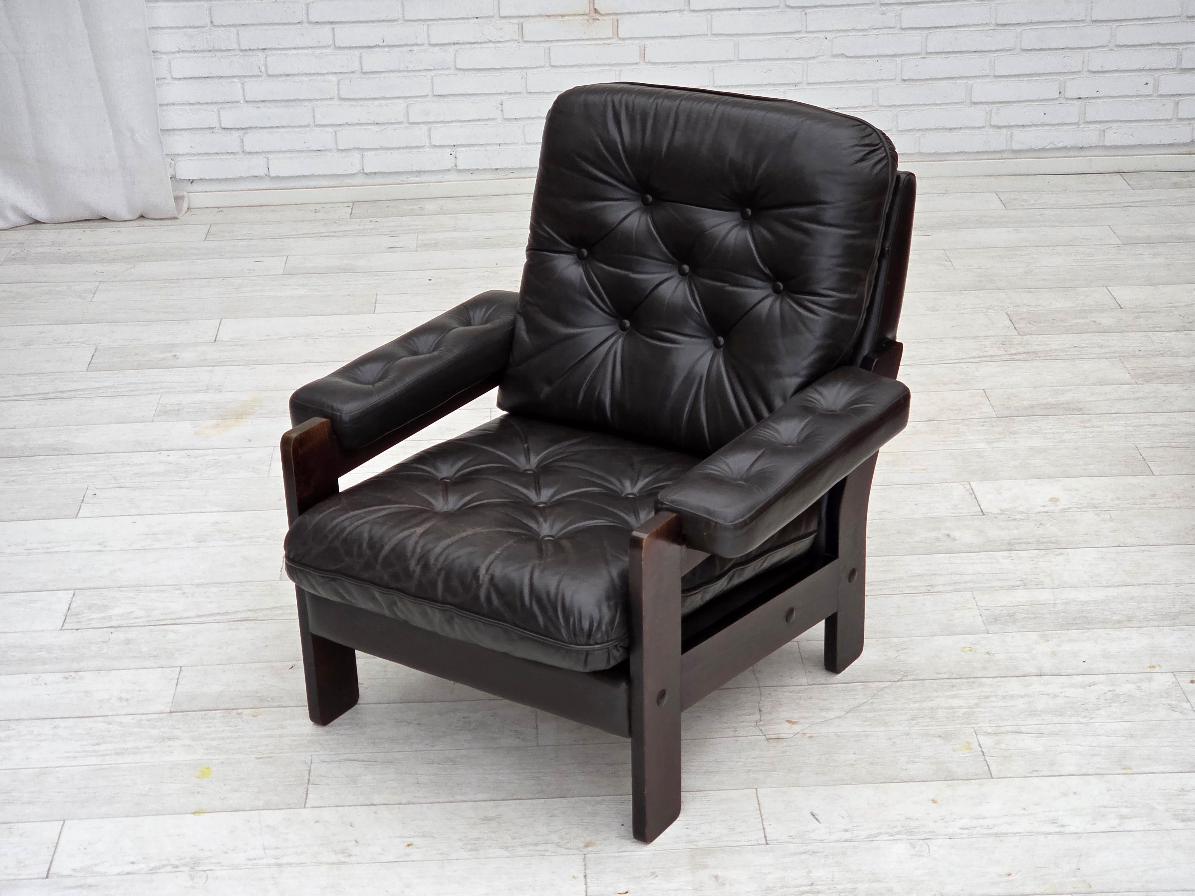 Cuir 1970, fauteuil danois, cuir d'ameublement marron, bois de chêne. en vente