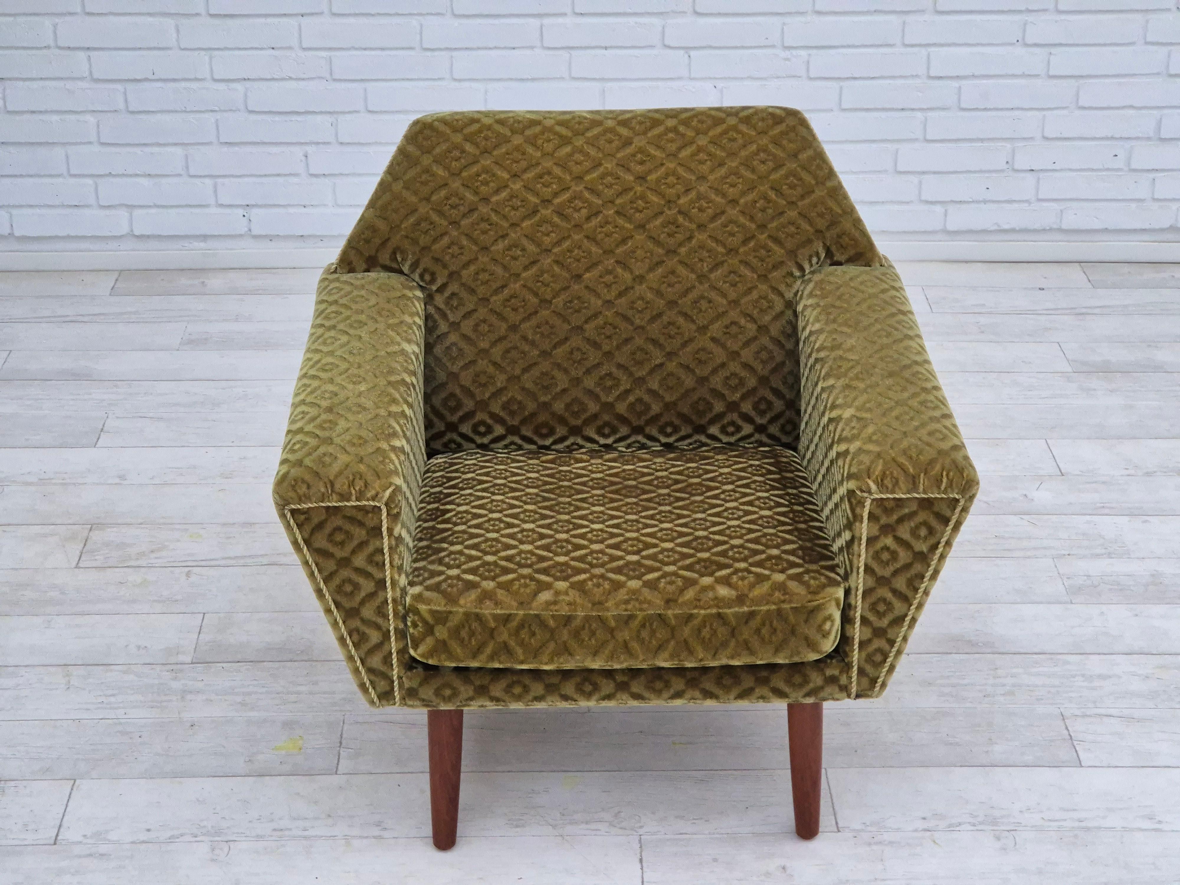 1970s, Danish armchair by Georg Thams, original upholstery, green velour, teak. In Good Condition For Sale In Tarm, 82