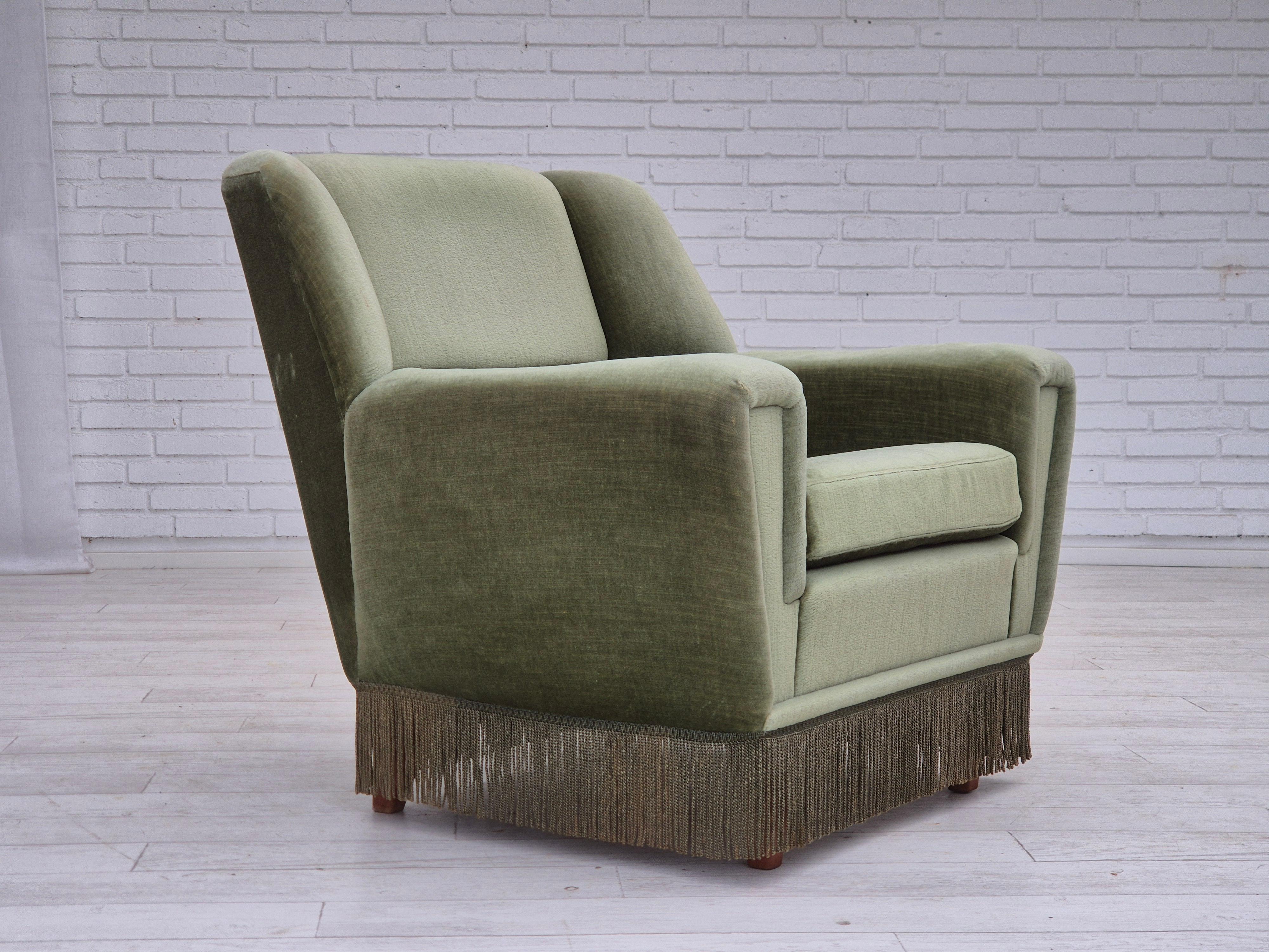 1970, fauteuil danois par Kurt Østervig pour Rolschau Møbler, modèle 61. Très bon état d'origine : pas d'odeurs, pas de taches et construction stable. Velours d'ameublement vert d'origine, pieds en teck. Fabriqué par le fabricant de meubles danois