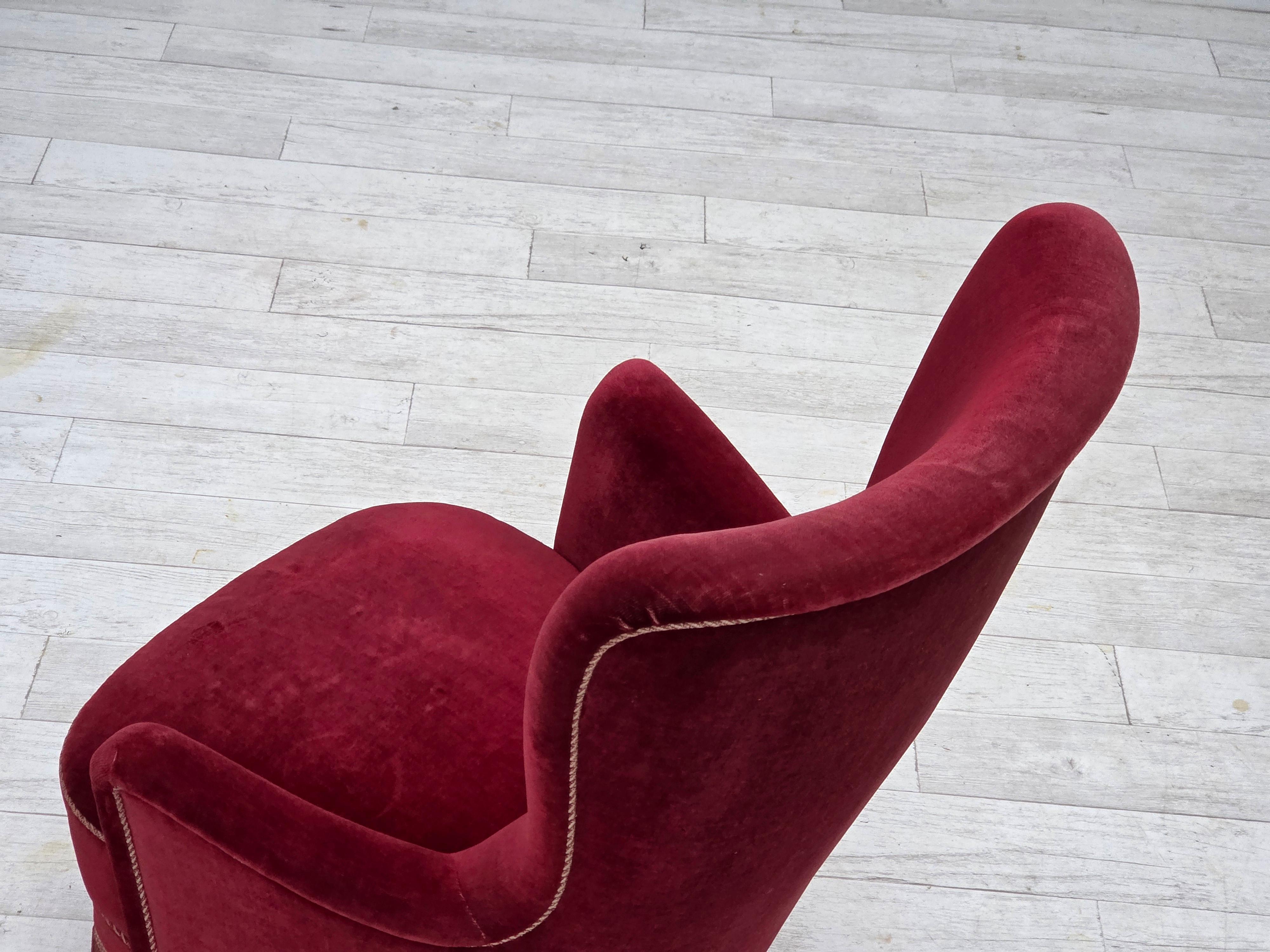 Años 70, sillón danés, terciopelo de muebles rojo cereza, patas de madera de fresno. en venta 3