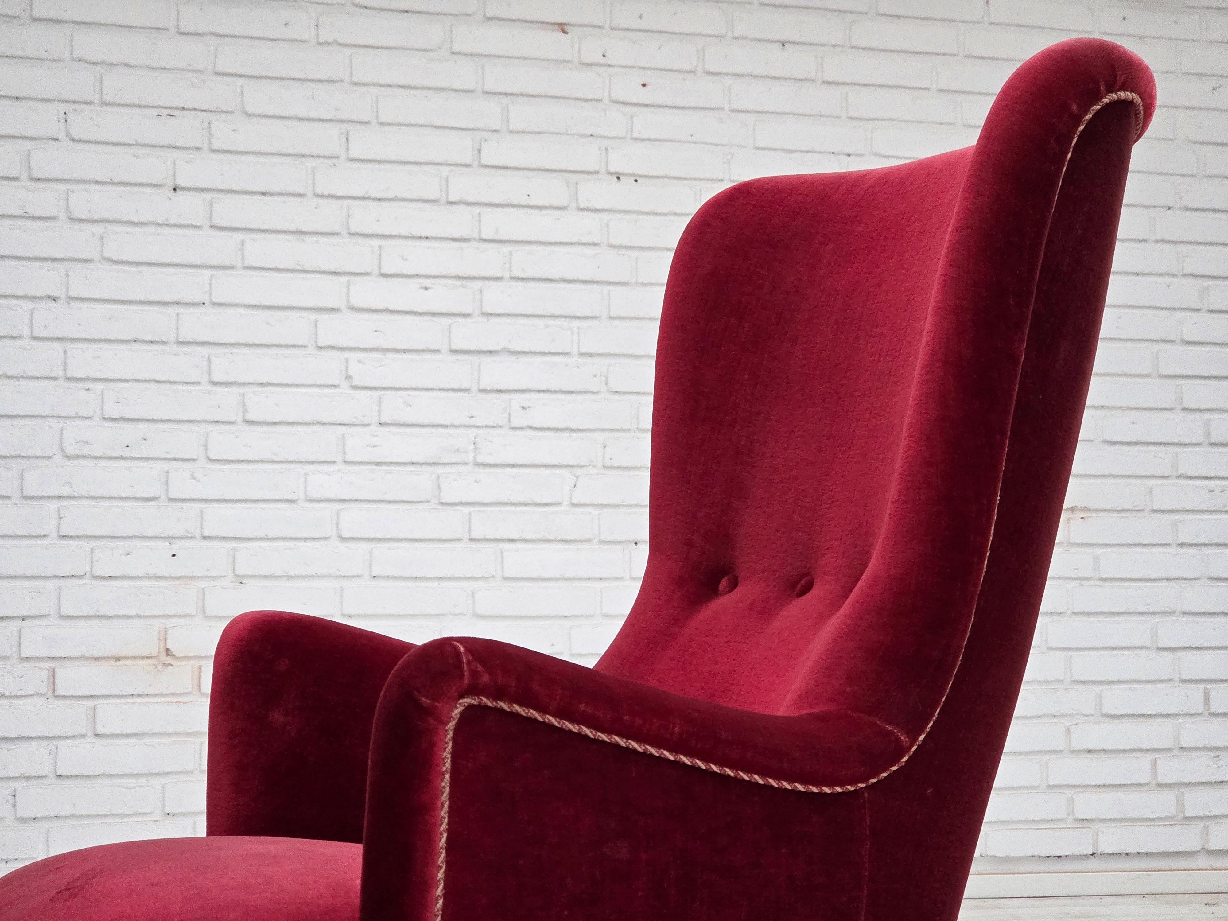 Años 70, sillón danés, terciopelo de muebles rojo cereza, patas de madera de fresno. en venta 6