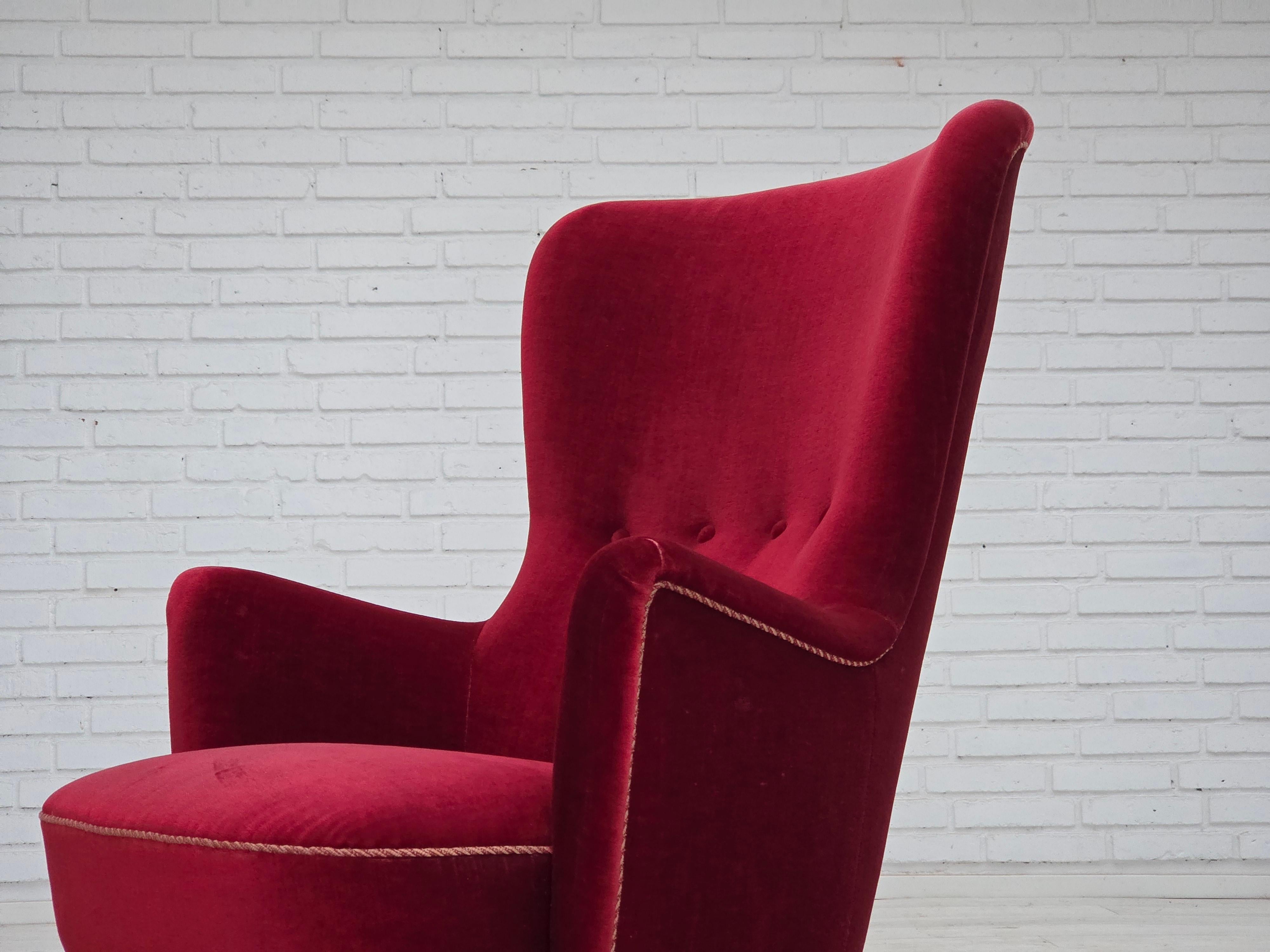 Años 70, sillón danés, terciopelo de muebles rojo cereza, patas de madera de fresno. en venta 7