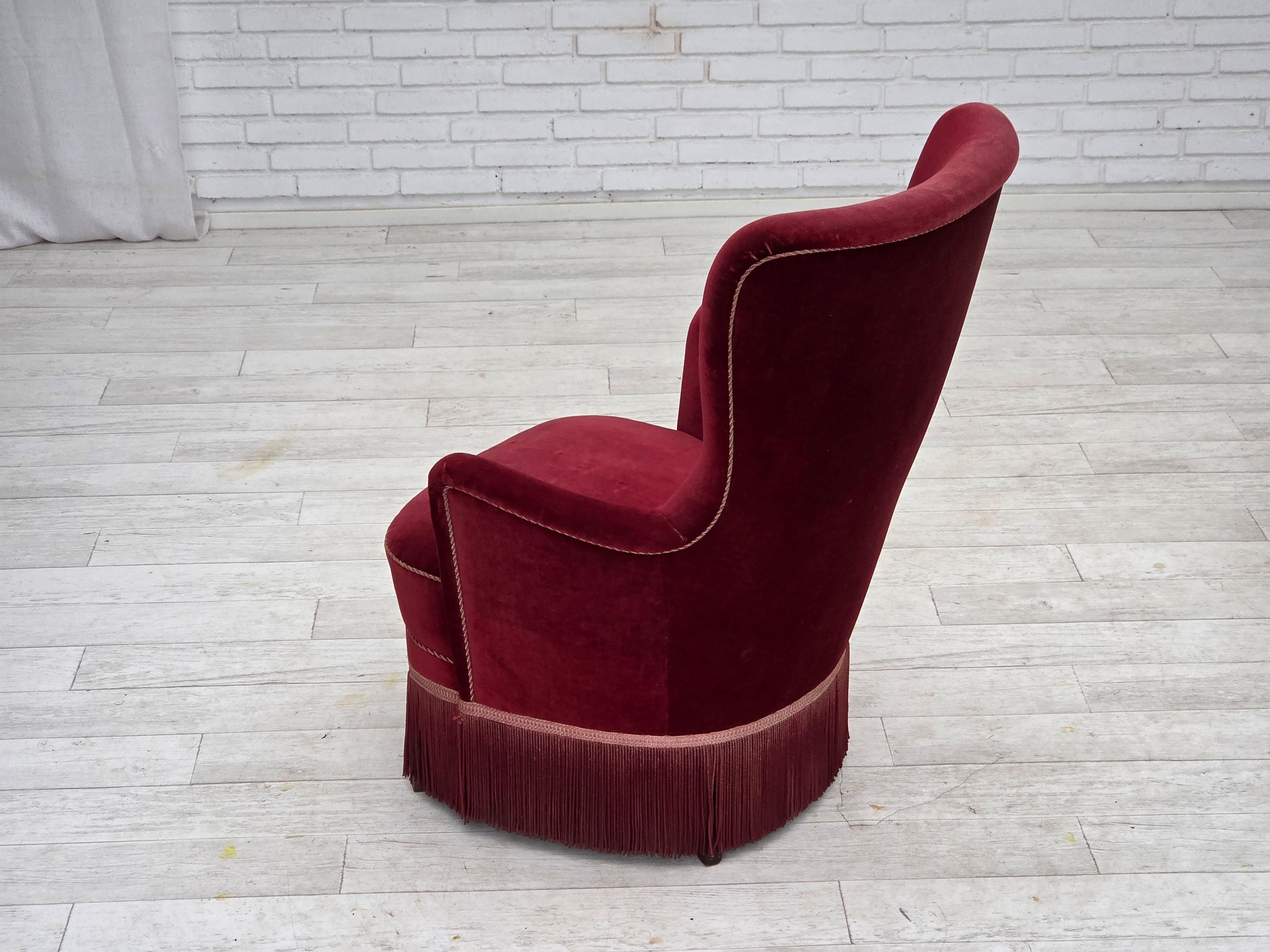 Años 70, sillón danés, terciopelo de muebles rojo cereza, patas de madera de fresno. en venta 8