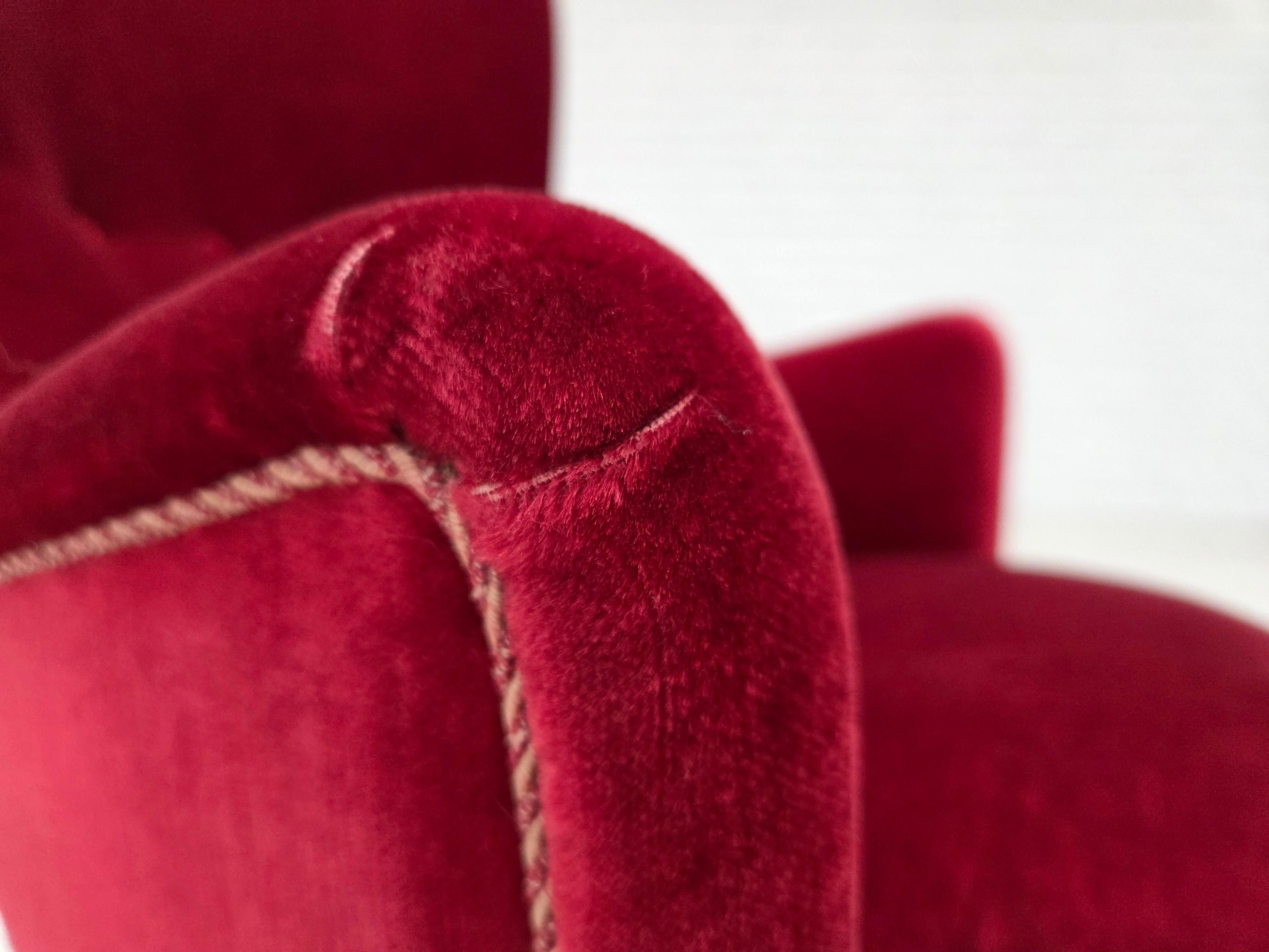 Años 70, sillón danés, terciopelo de muebles rojo cereza, patas de madera de fresno. en venta 9