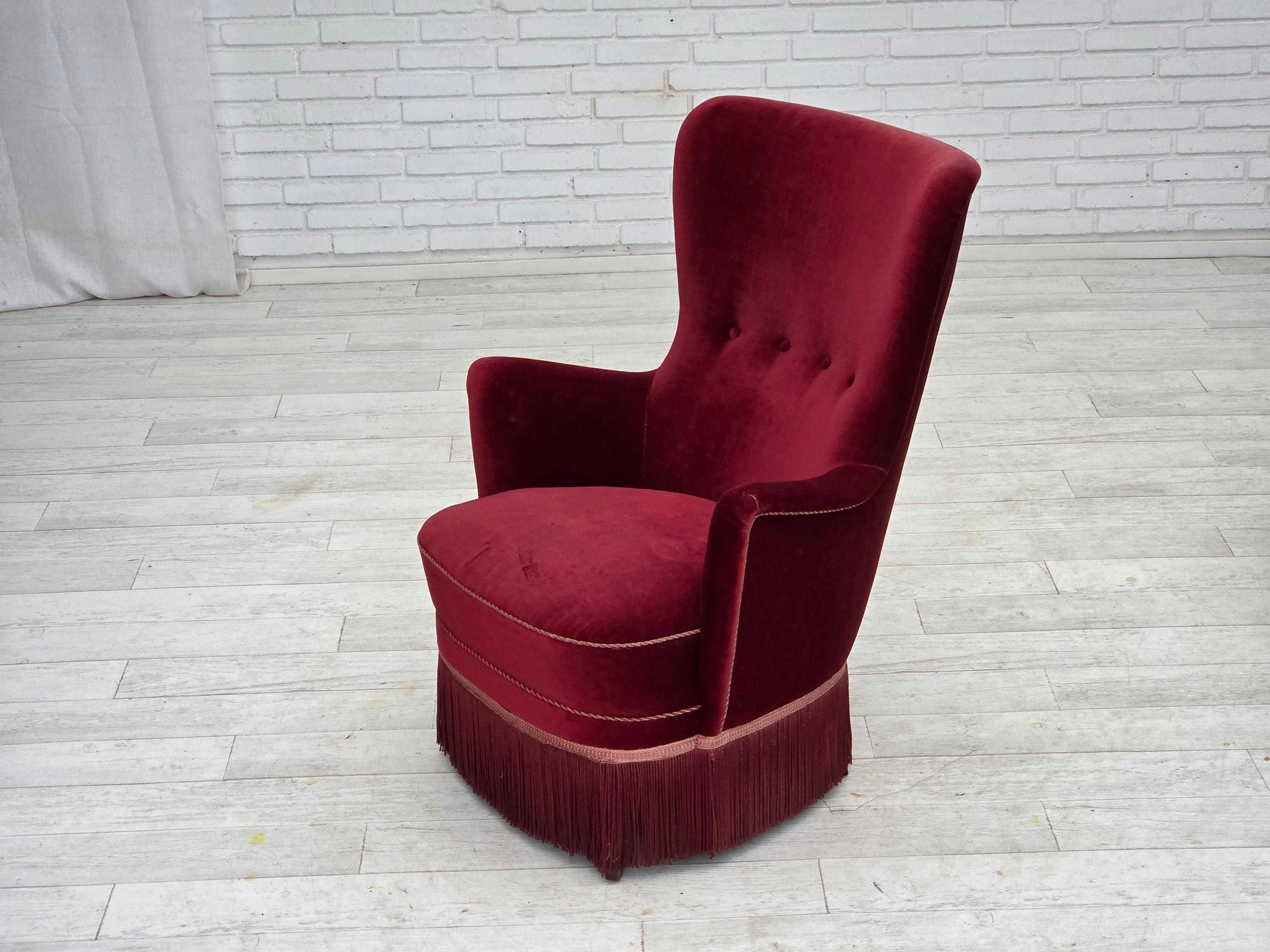 Años 70, sillón danés, terciopelo de muebles rojo cereza, patas de madera de fresno. en venta 10