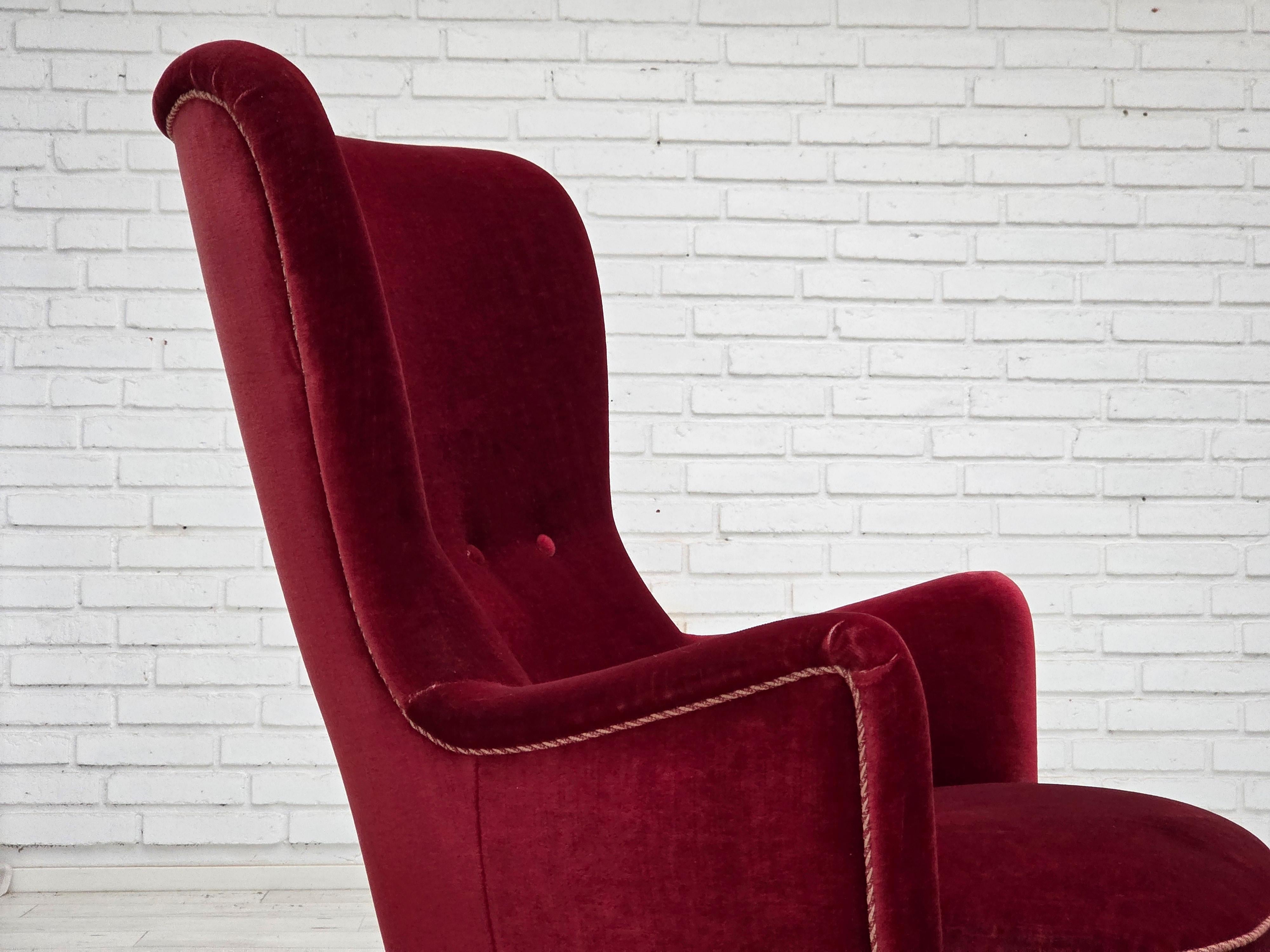 Años 70, sillón danés, terciopelo de muebles rojo cereza, patas de madera de fresno. Escandinavo moderno en venta