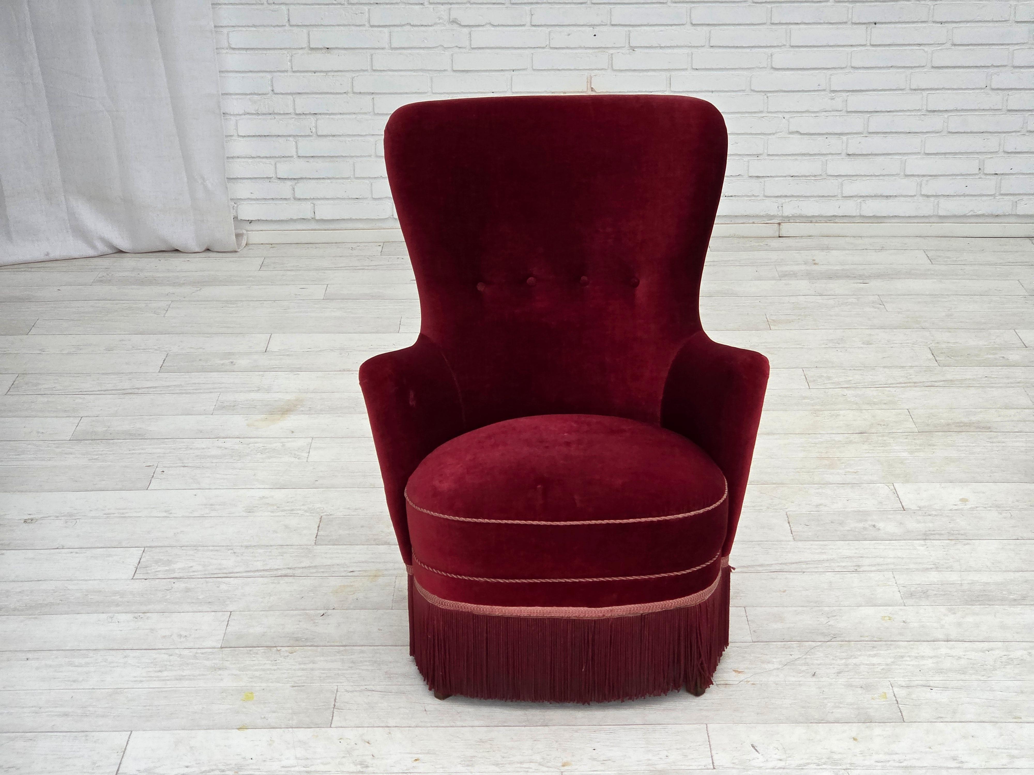 Años 70, sillón danés, terciopelo de muebles rojo cereza, patas de madera de fresno. finales del siglo XX en venta