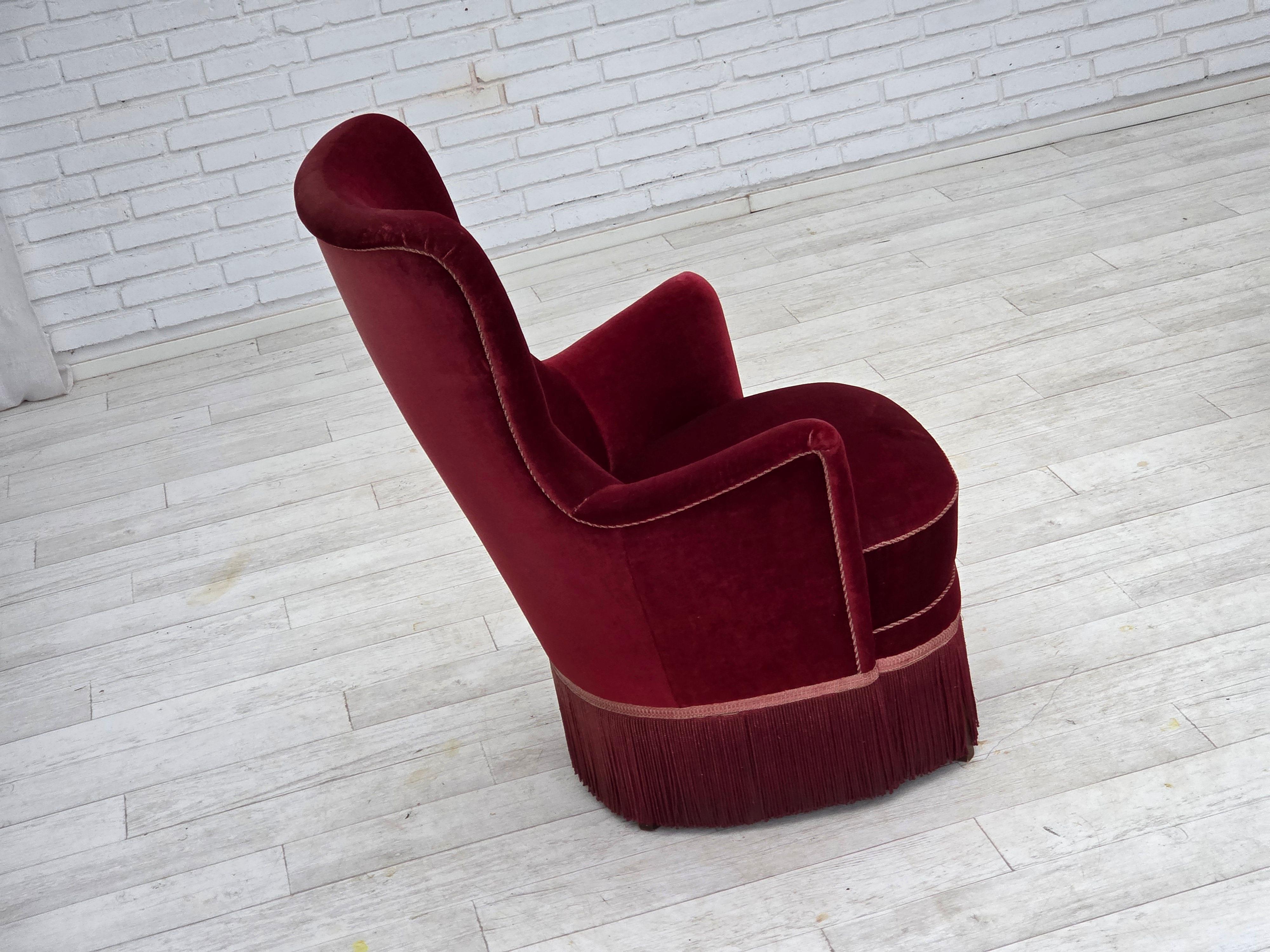 Años 70, sillón danés, terciopelo de muebles rojo cereza, patas de madera de fresno. Terciopelo en venta