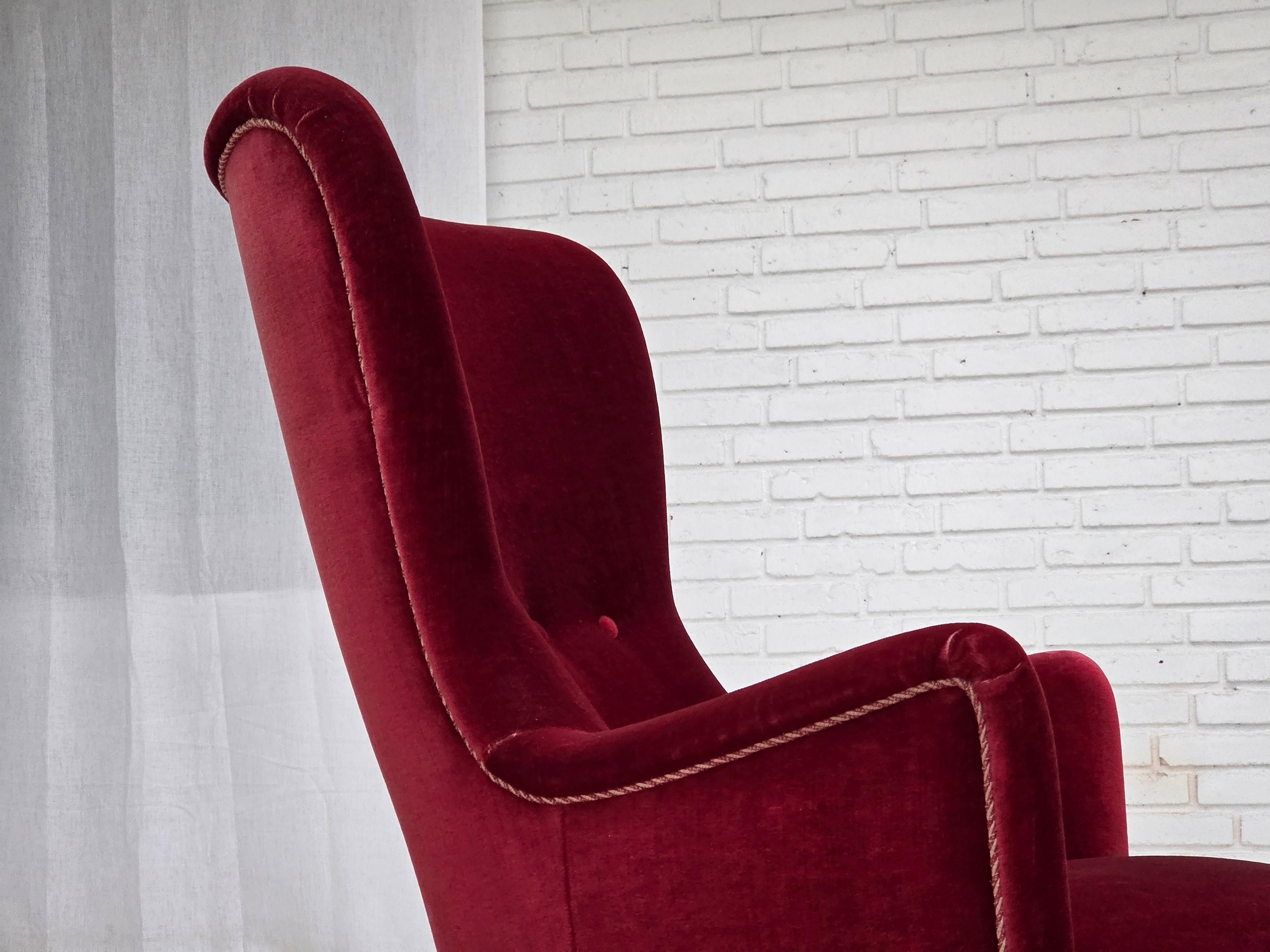 Años 70, sillón danés, terciopelo de muebles rojo cereza, patas de madera de fresno. en venta 1