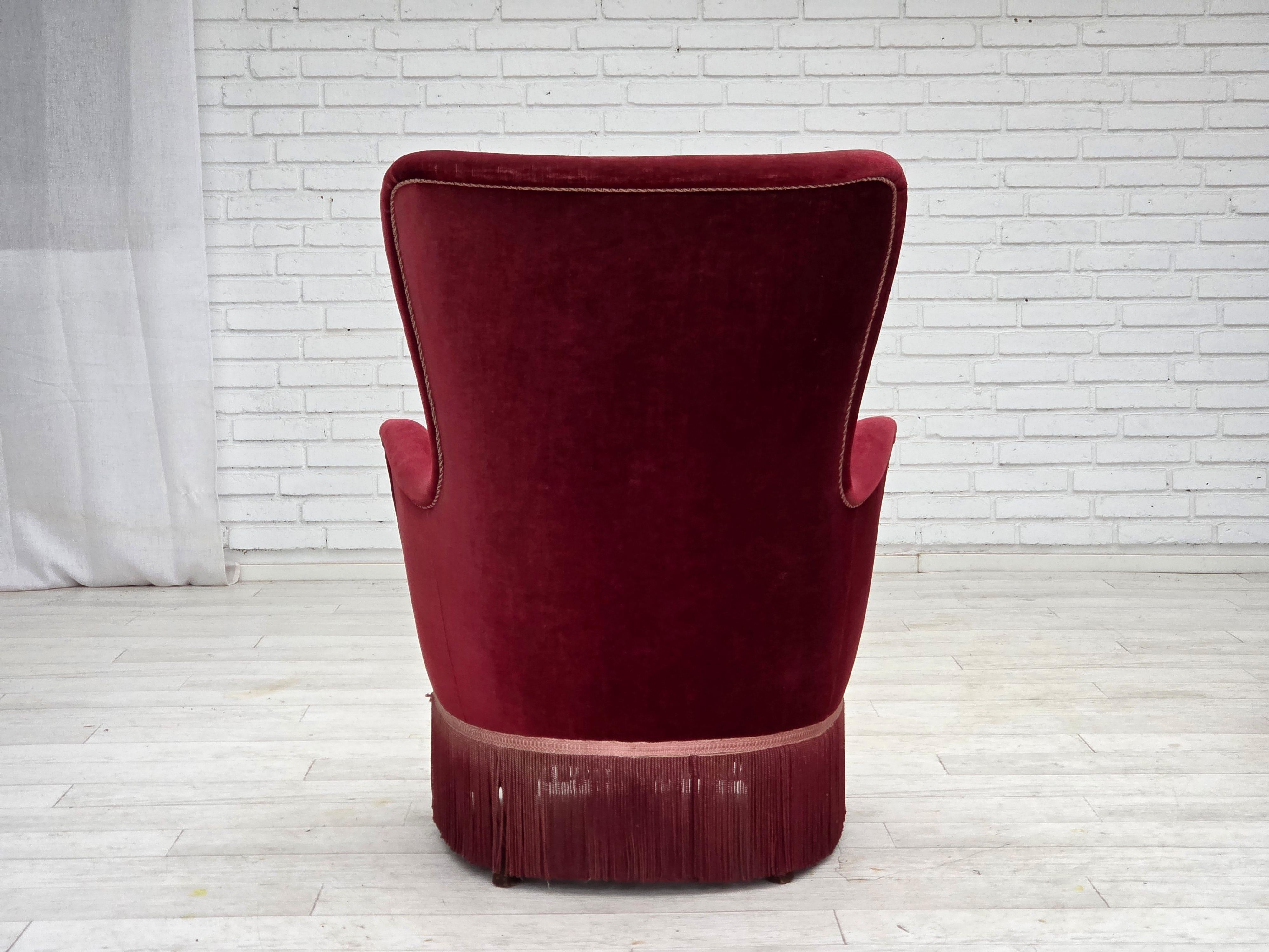 Años 70, sillón danés, terciopelo de muebles rojo cereza, patas de madera de fresno. en venta 2