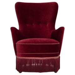 1970er Jahre, Dänischer Sessel, kirschroter Möbelvelours, Beine aus Eschenholz.