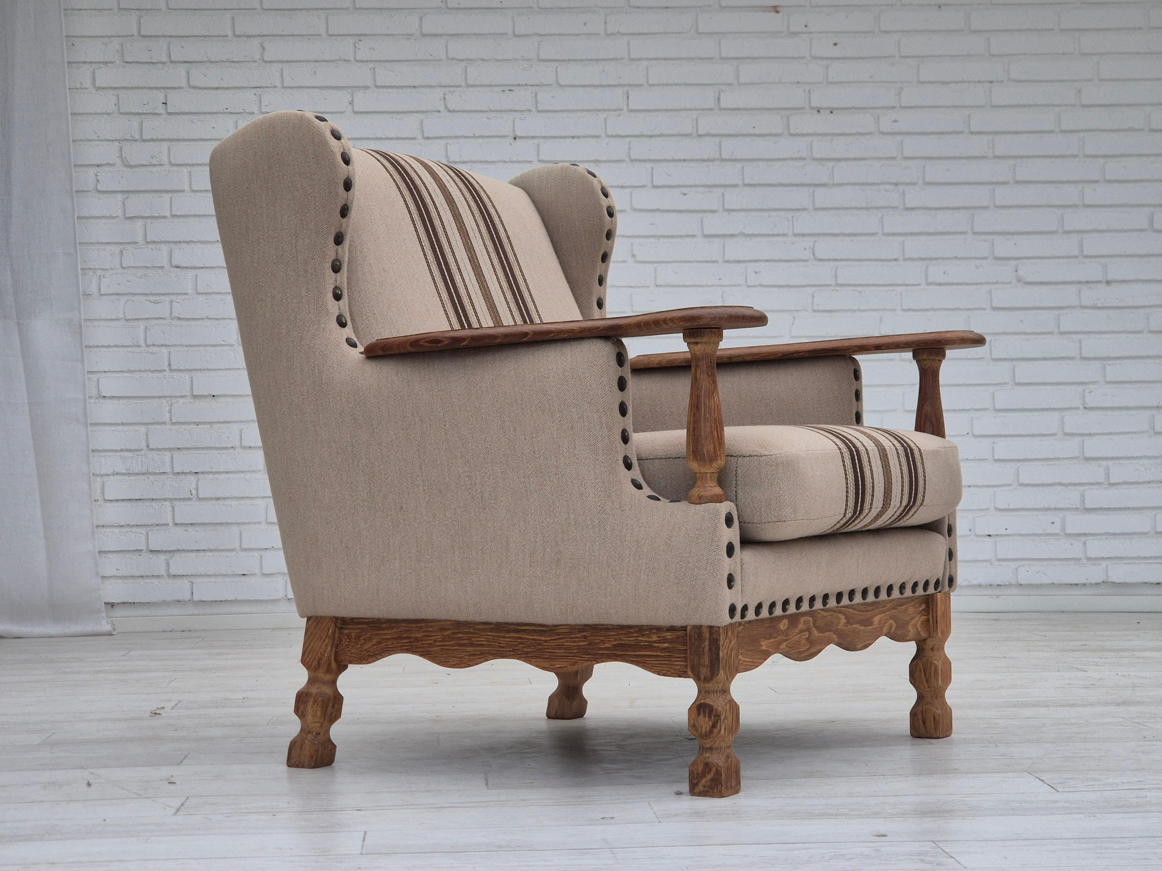 1970er Jahre, Dänischer Sessel. Beige Möbelwollstoff, Eichenholz und Federn im Sitzkissen. Sehr guter Originalzustand: keine Gerüche, keine Flecken und stabile Konstruktion. Hergestellt von einem dänischen Möbelhersteller in den 1970-75er Jahren.