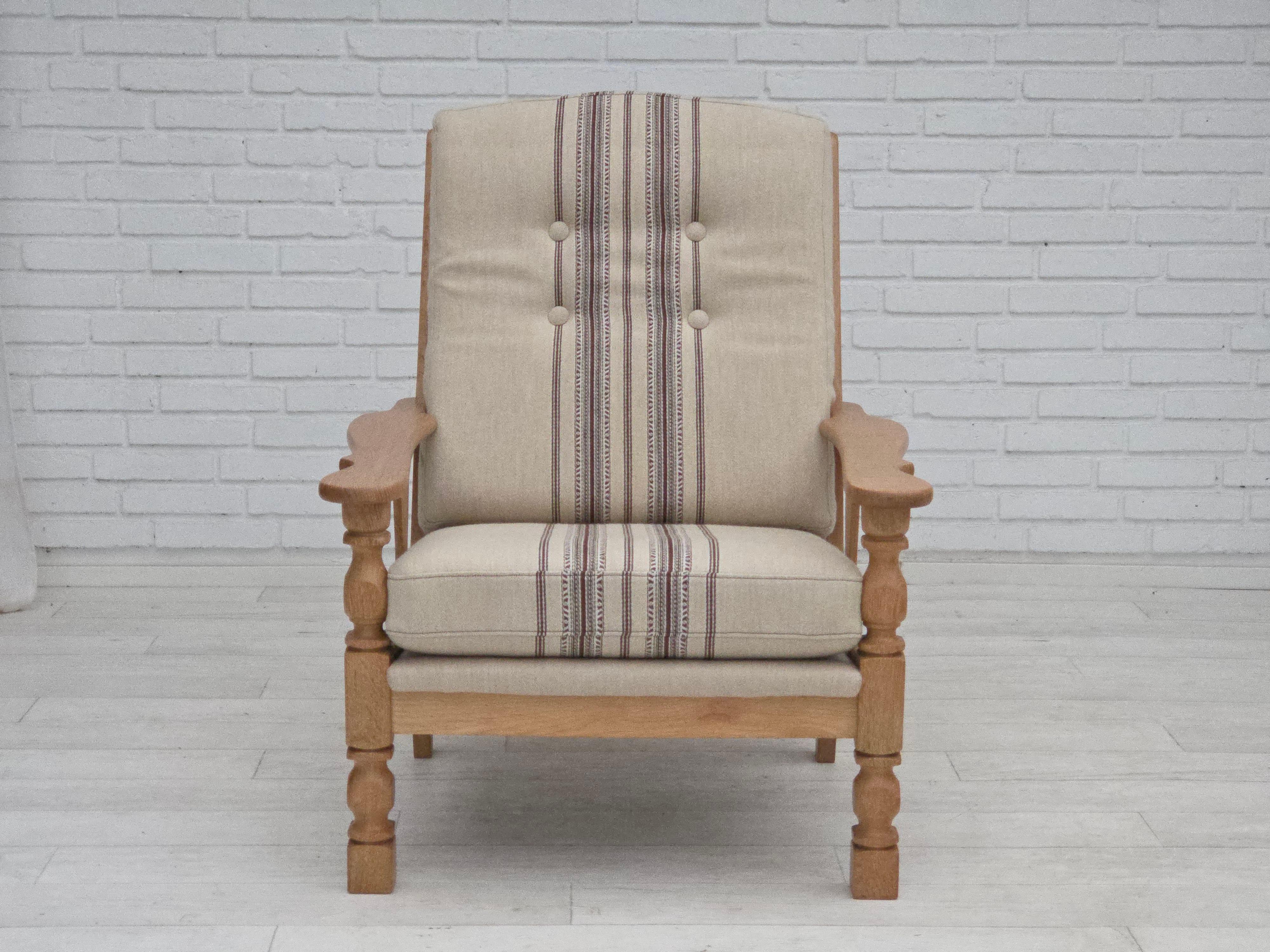 Anni '70, Poltrona danese. Mobili originali in lana beige, legno massiccio di Oak. Condizioni originali molto buone: nessun odore, nessuna macchia e struttura stabile. Molle nel cuscino della seduta. Prodotto da un produttore di mobili danese negli
