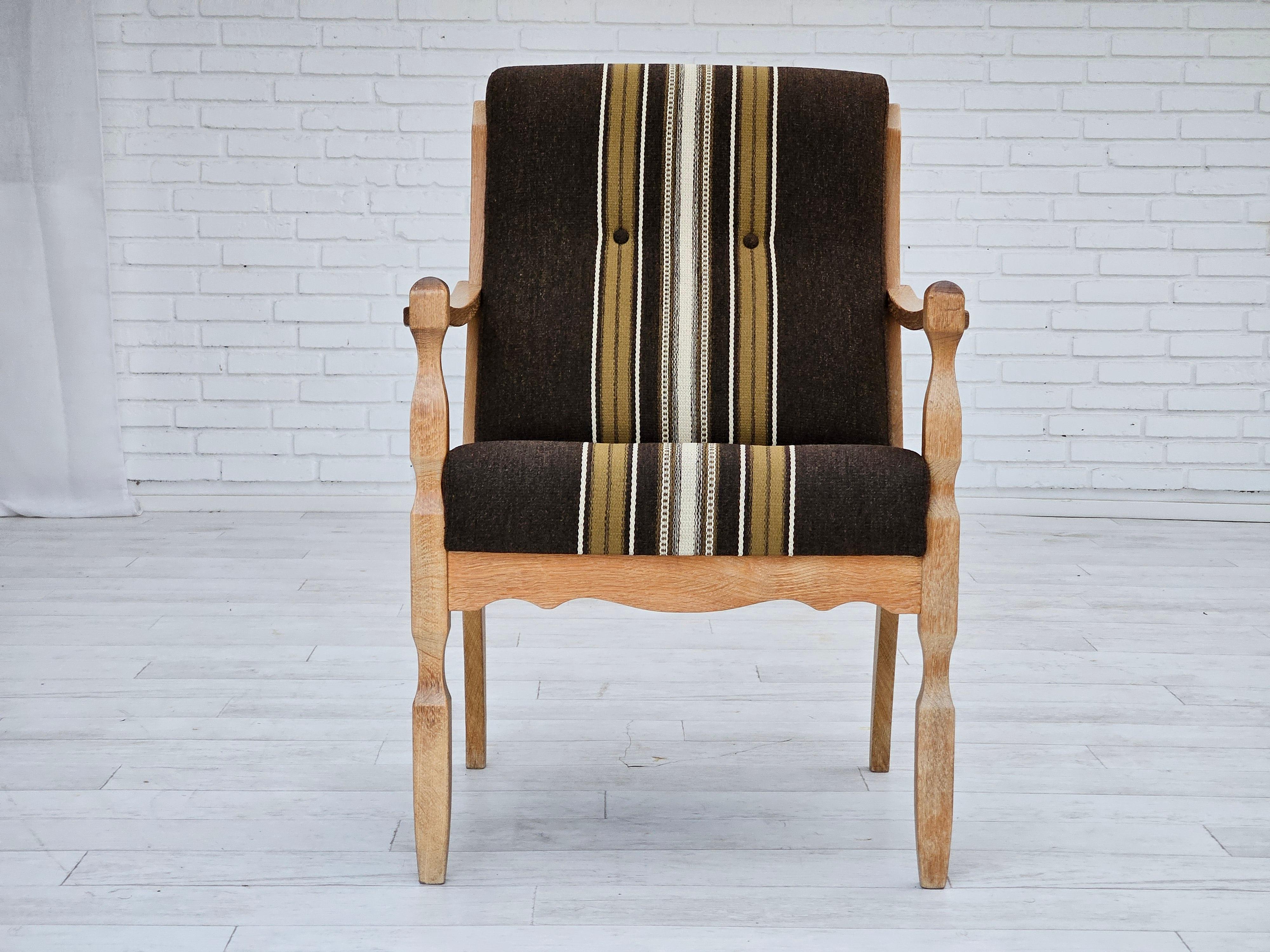 Años 70, sillón danés. Muebles originales de lana verde, madera maciza de roble. Muy buen estado original: sin olores, sin manchas y de construcción estable. Fabricado por un fabricante de muebles danés en torno a los años 1975-80. Original diseño
