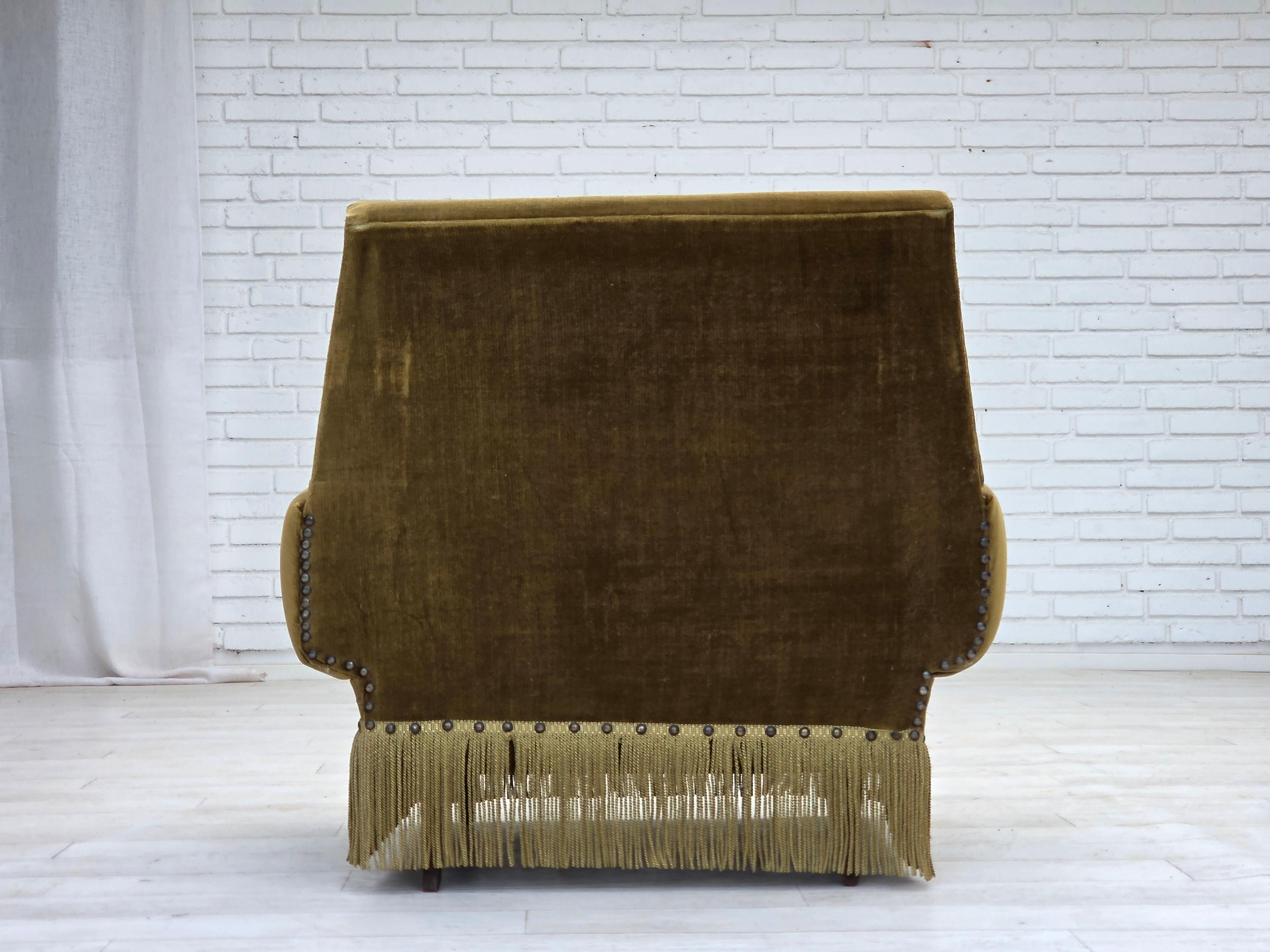 Poltrona danese degli anni '70, velluto verde da arredamento, gambe in legno di frassino. in vendita 3